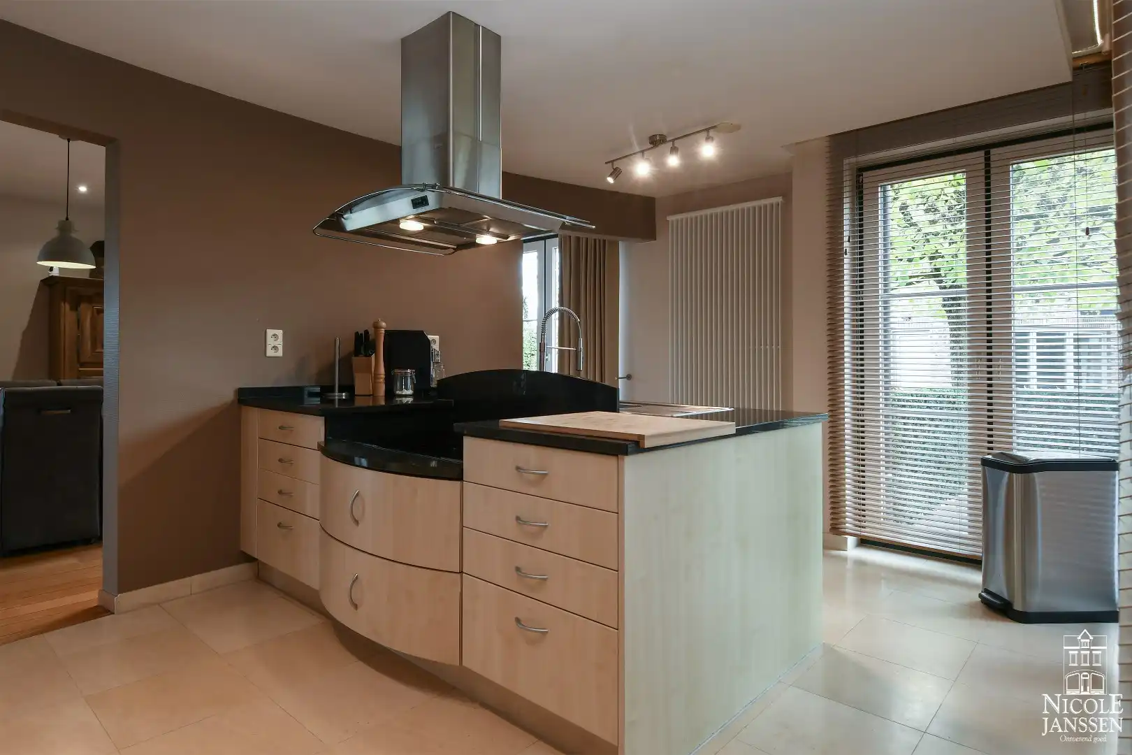 Instapklaar landhuis met tuin en interessant bijgebouw foto 15