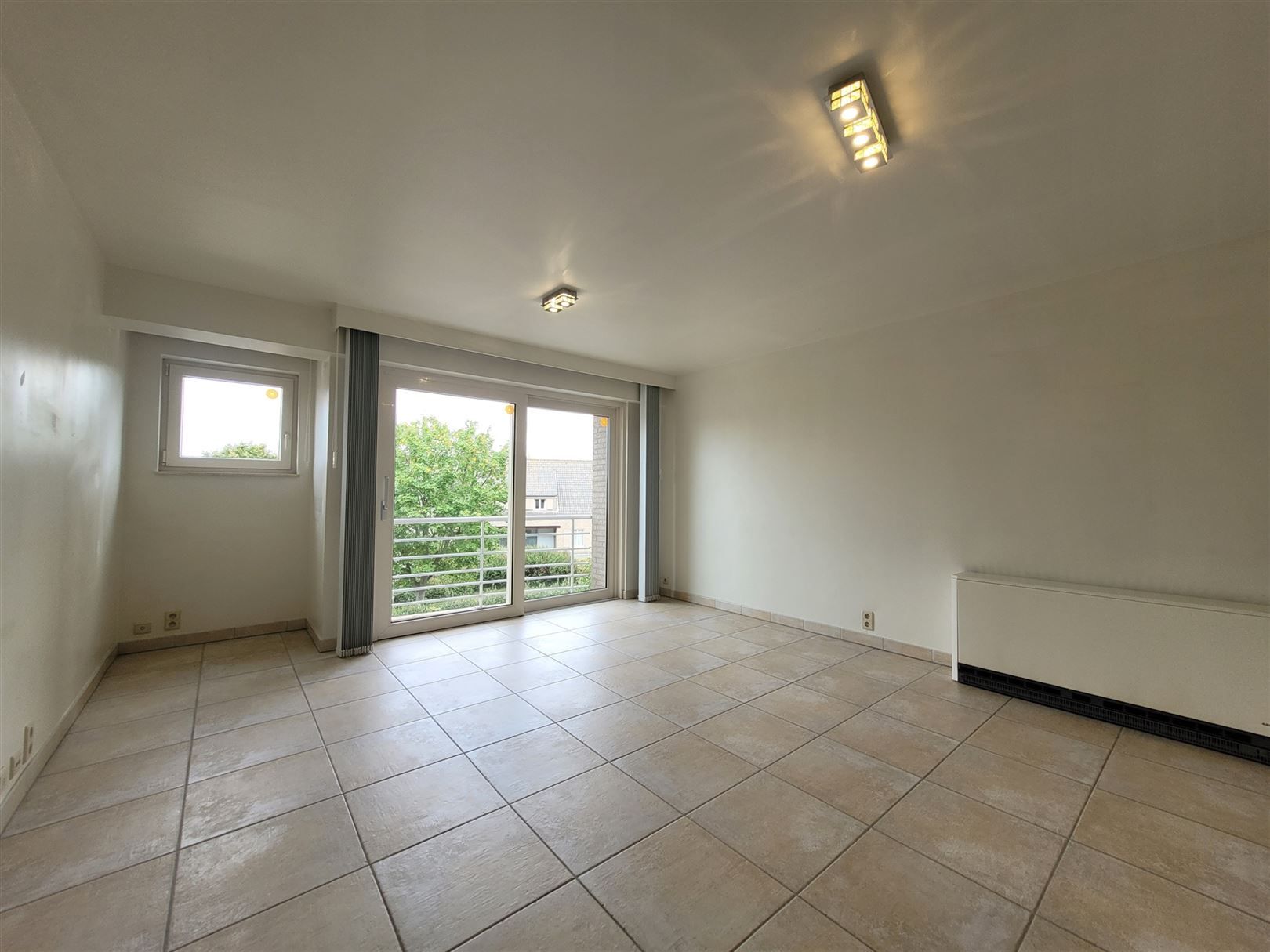Ongemeubeld 2-slaapkamerappartement met garage foto 2