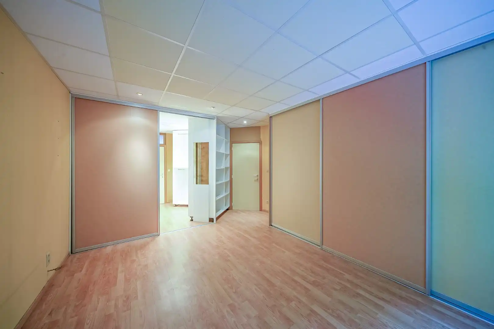 Winkelruimte met magazijn en woonst te Oostende foto 36