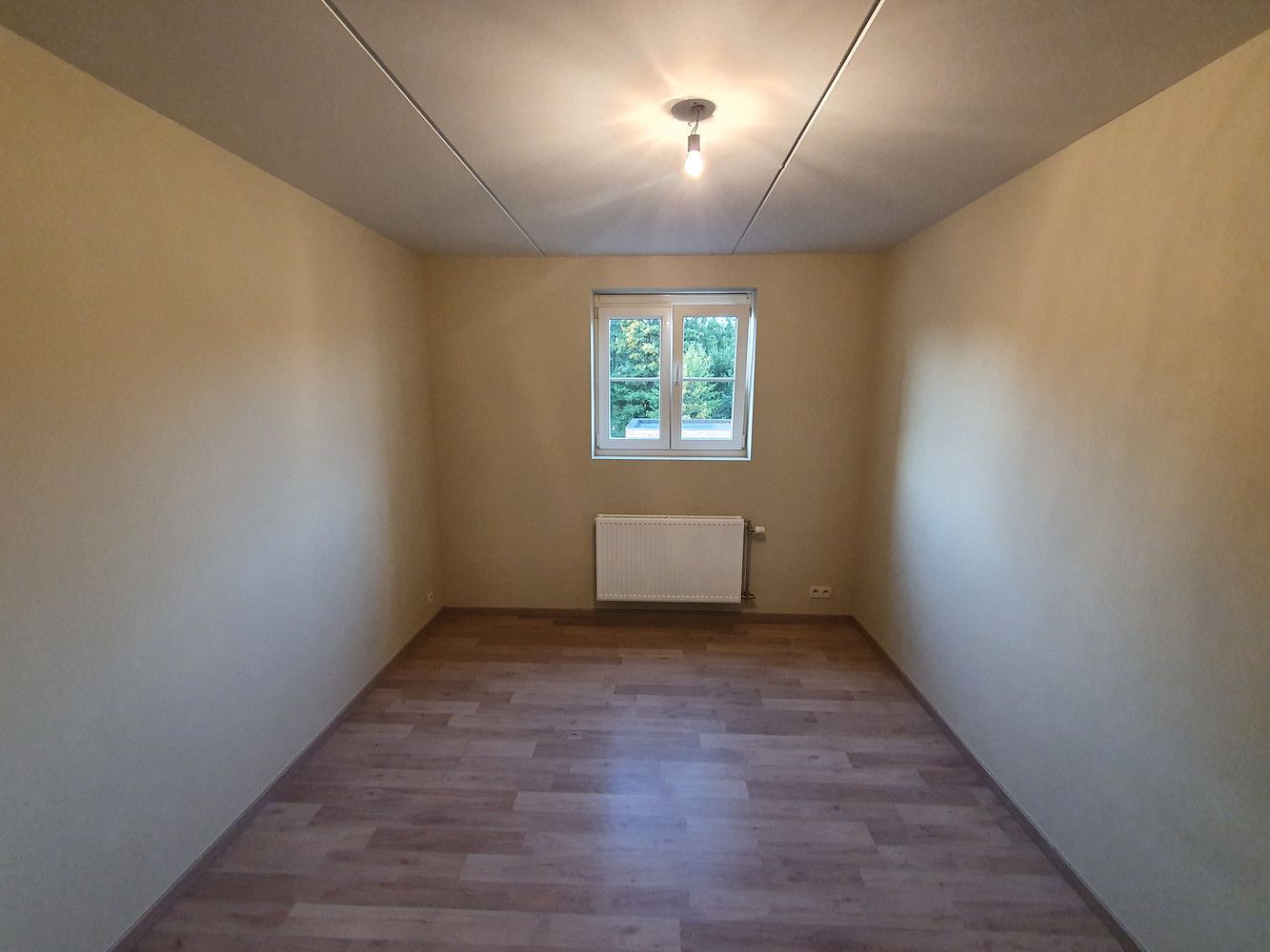 Kwalitatieve, ruime pastorijwoning op 4a50, 4 ruime slpk, bad en douche. Dubbele garage. foto 11