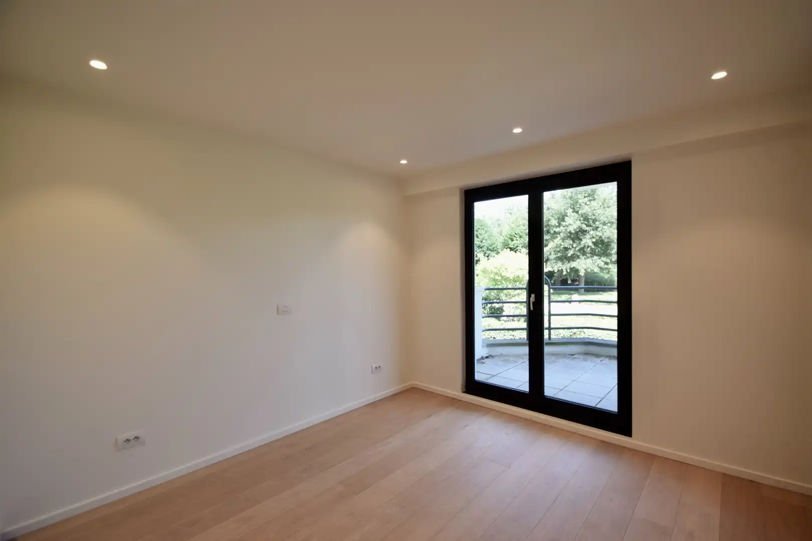 Zonovergoten tuin appartement met groot terras en prachtige tuin gelegen in het exclusieve domein Tennis Gardens. foto 15