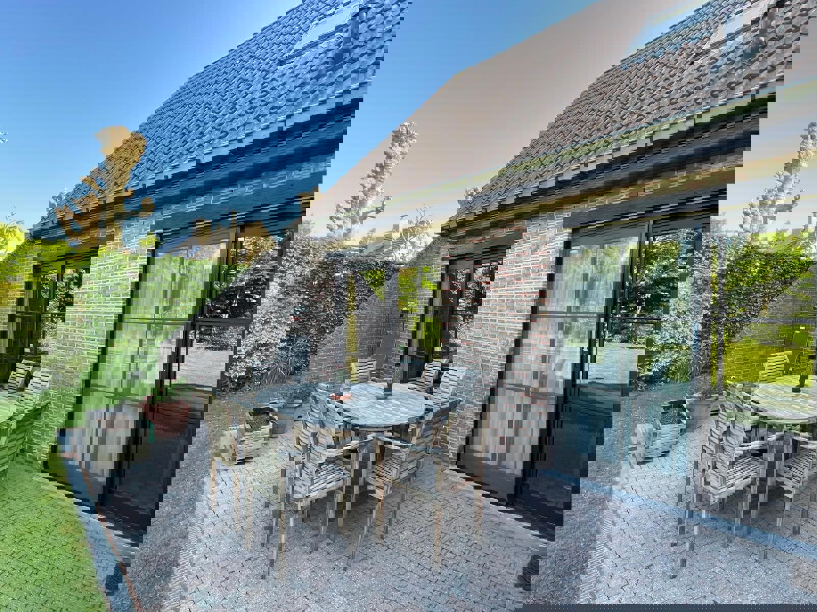 Vrijstaande woning met tuin op een rustige locatie foto 2