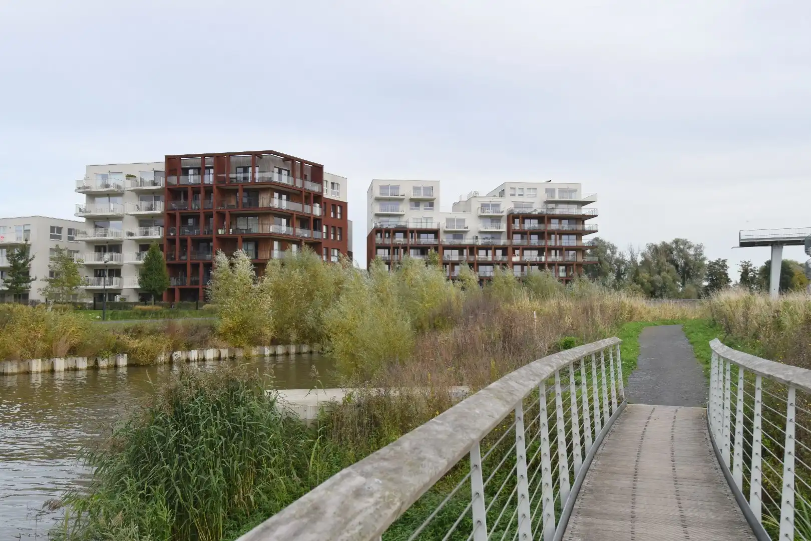 Instapklaar met zicht op de Leie in een rustige omgeving te Harelbeke  foto {{pictureIndex}}