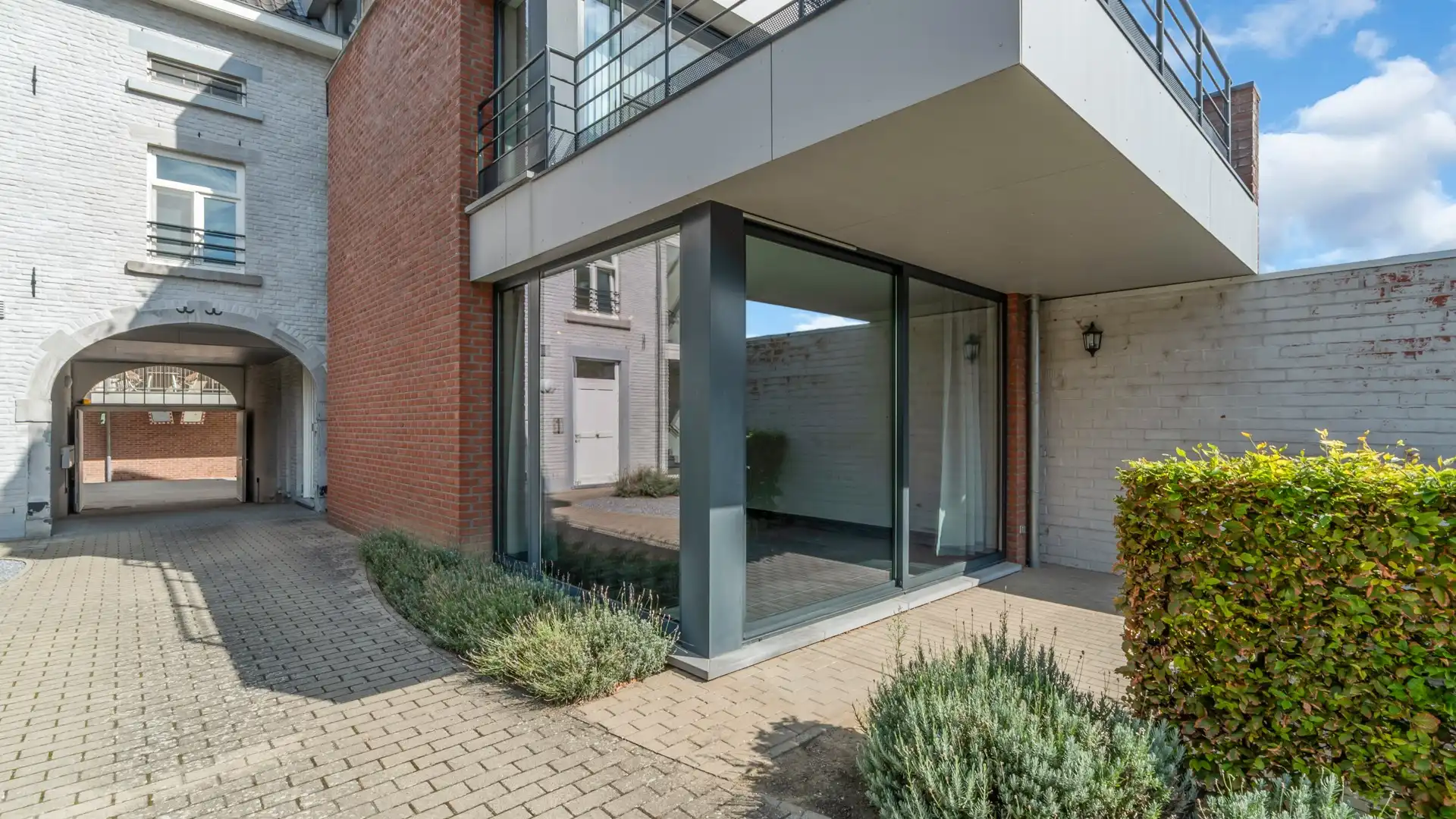 Gelijkvloers appartement met terras en private parking. Uitstekende ligging aan de vernieuwde Markt. foto 3