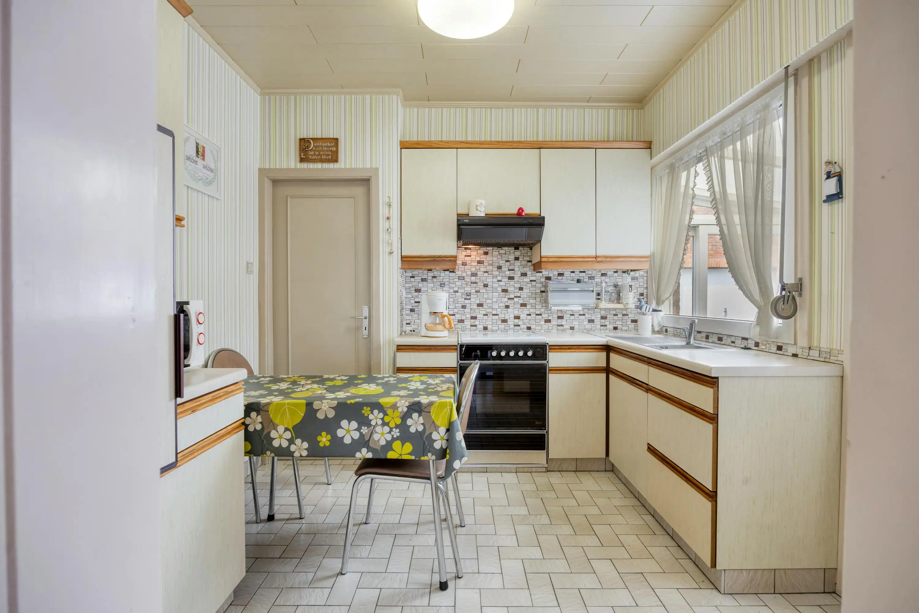 Te renoveren halfopen bebouwing met garage in Kruibeke  foto 4