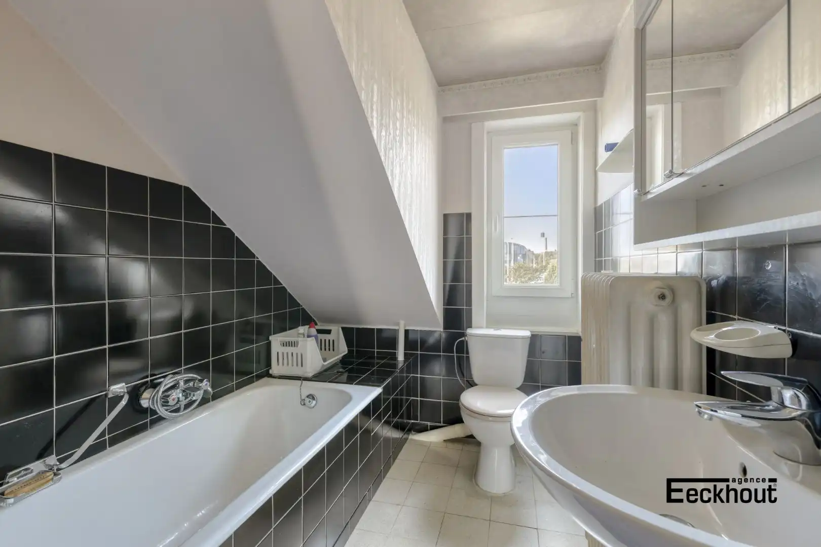 Te moderniseren woning op goede ligging met garage en tuin! foto 15