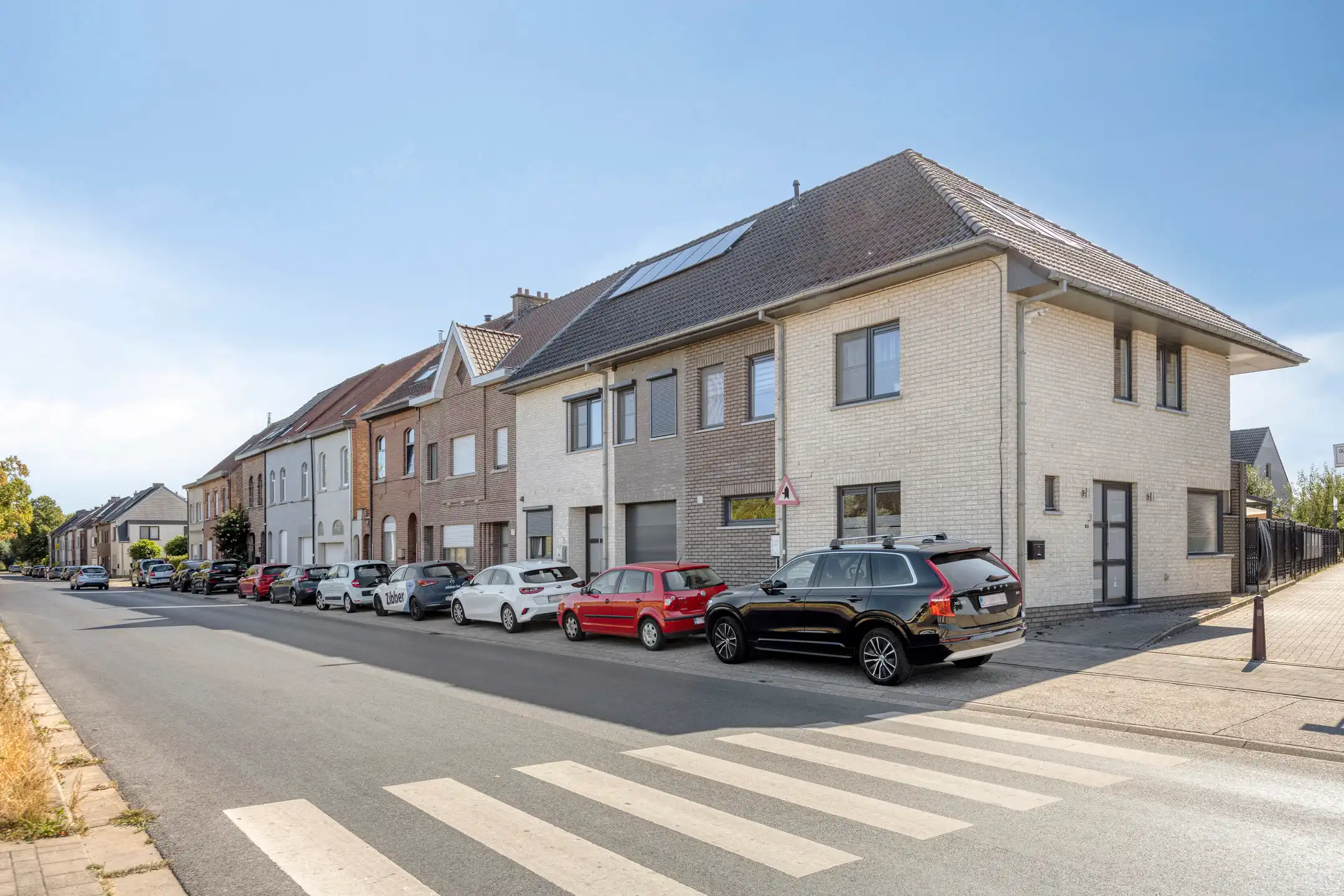Ruime gezinswoning van 215 m² met vier à vijf slaapkamers en tuin foto {{pictureIndex}}
