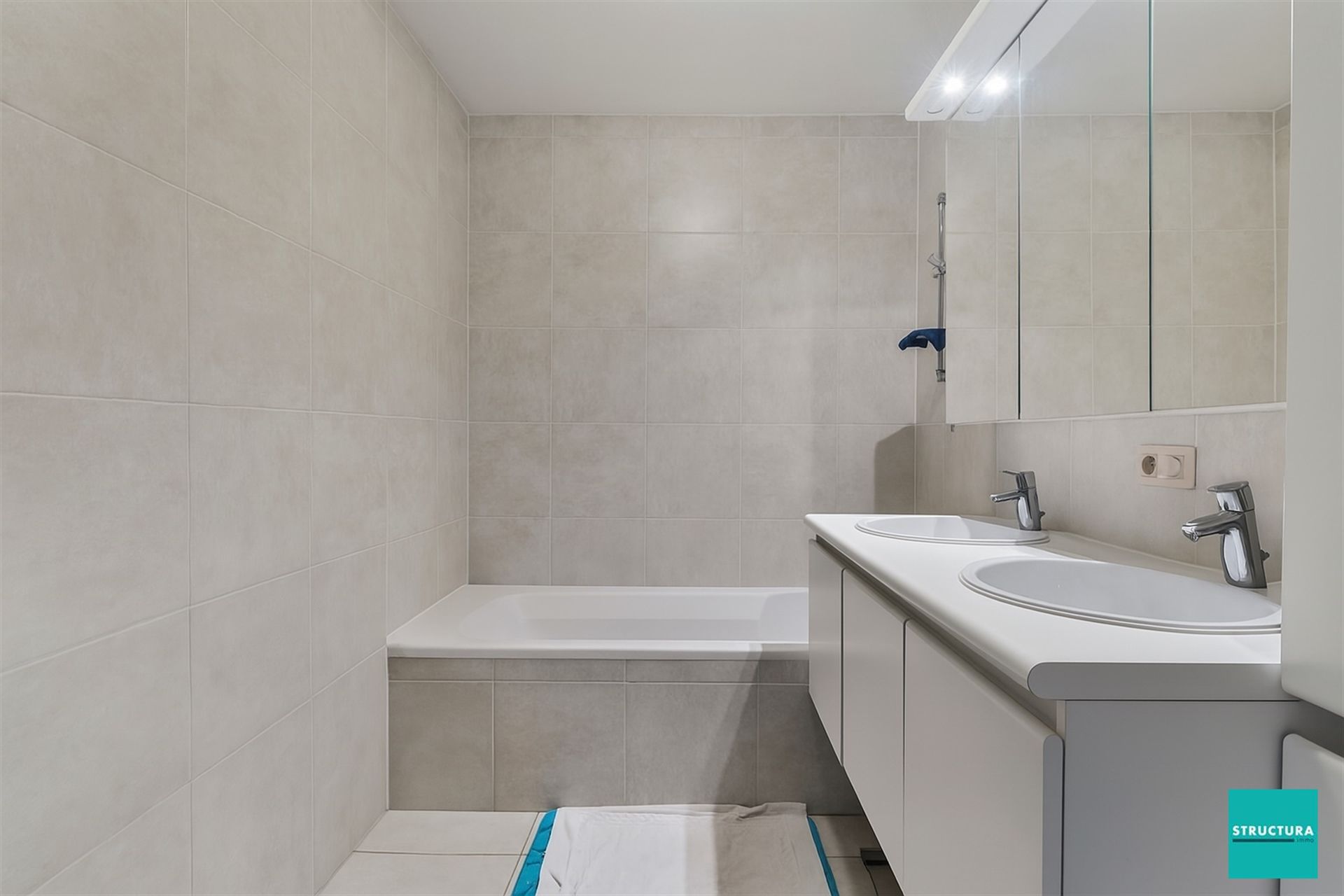 Schitterend modern appartement met 2 slaapkamers.



 foto 11