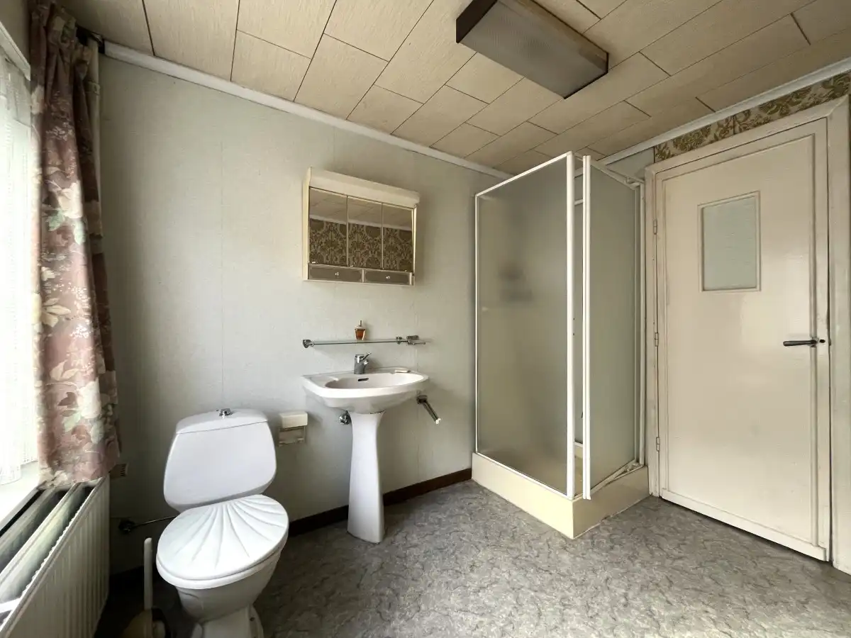 Ledegem – Te renoveren woning op ruim perceel met uitweg achteraan foto 9