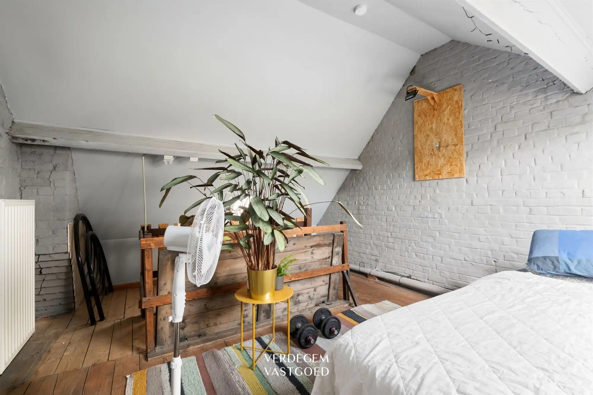 Achter deze mooie blauwe gevel vind je een opbrengsteigendom met 5 studentenkamers op topligging foto 11
