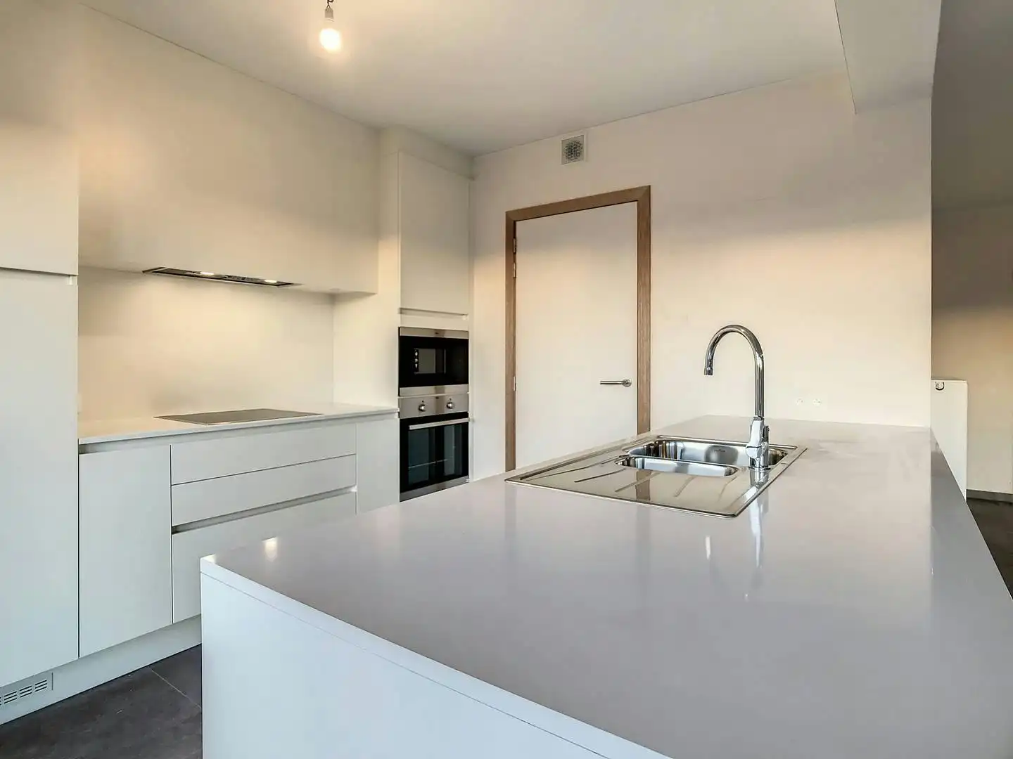 Gerenoveerd, energiezuinig appartement met 3 slaapkamers in Ieper  foto 6