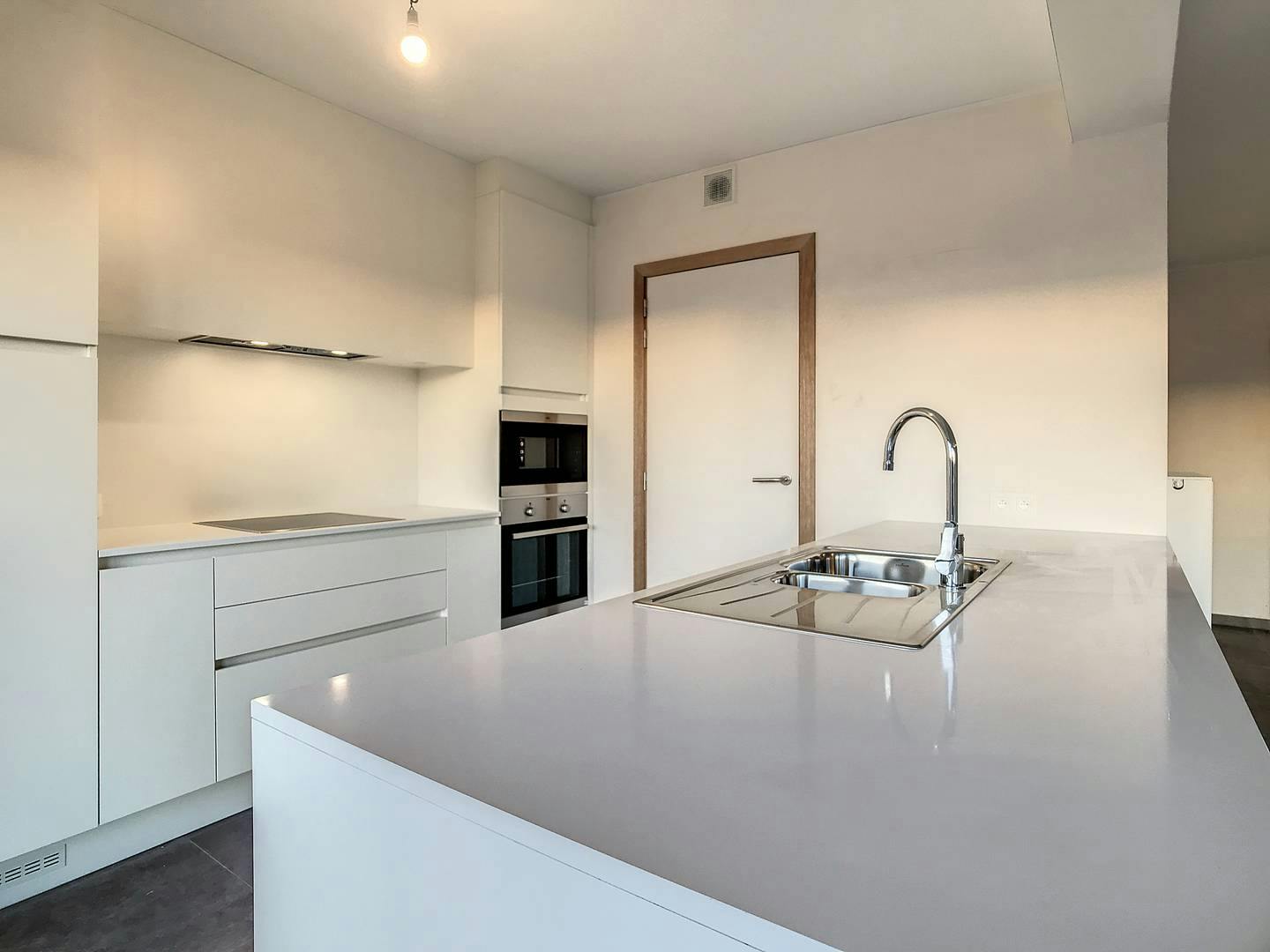 Gerenoveerd, energiezuinig appartement met 3 slaapkamers in Ieper  foto 6