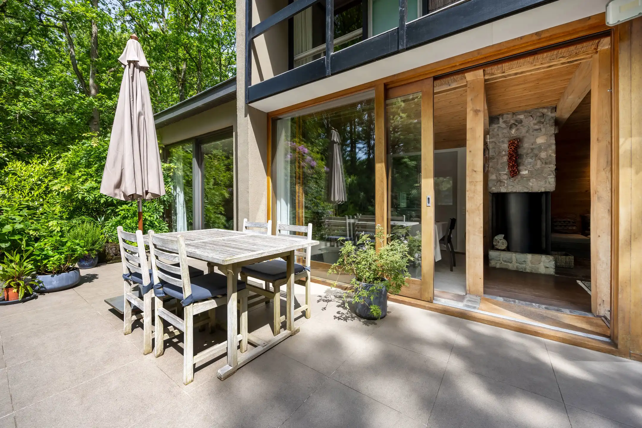 Architecturale woning in het groen met veel licht foto 22
