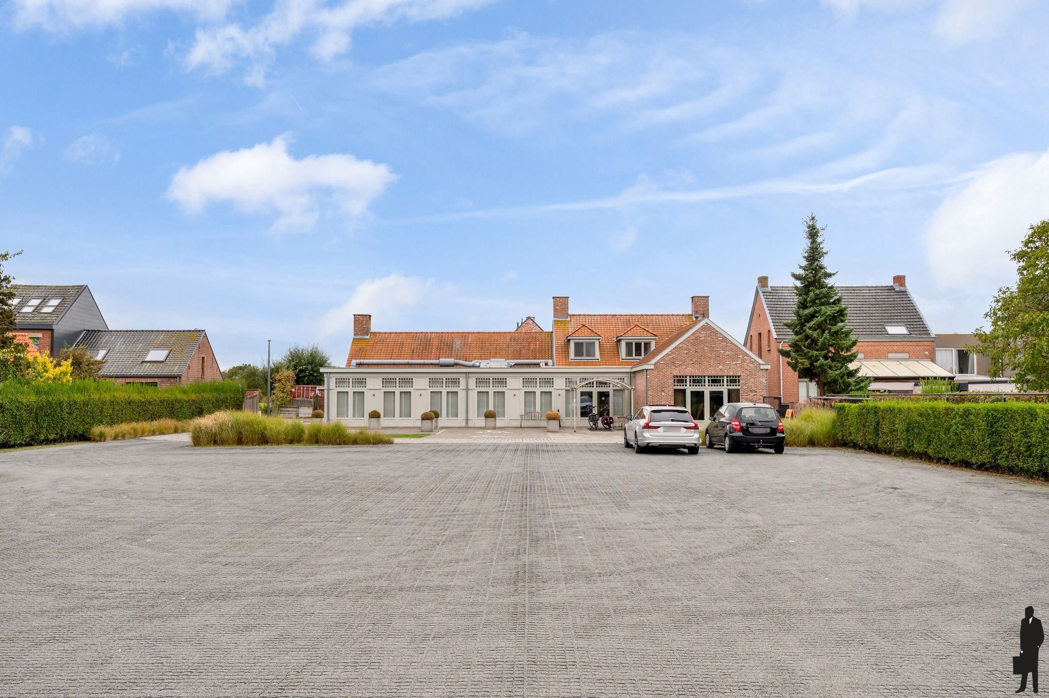Polyvalent gebouw met 60 parkeerplaatsen en appartement! foto 27