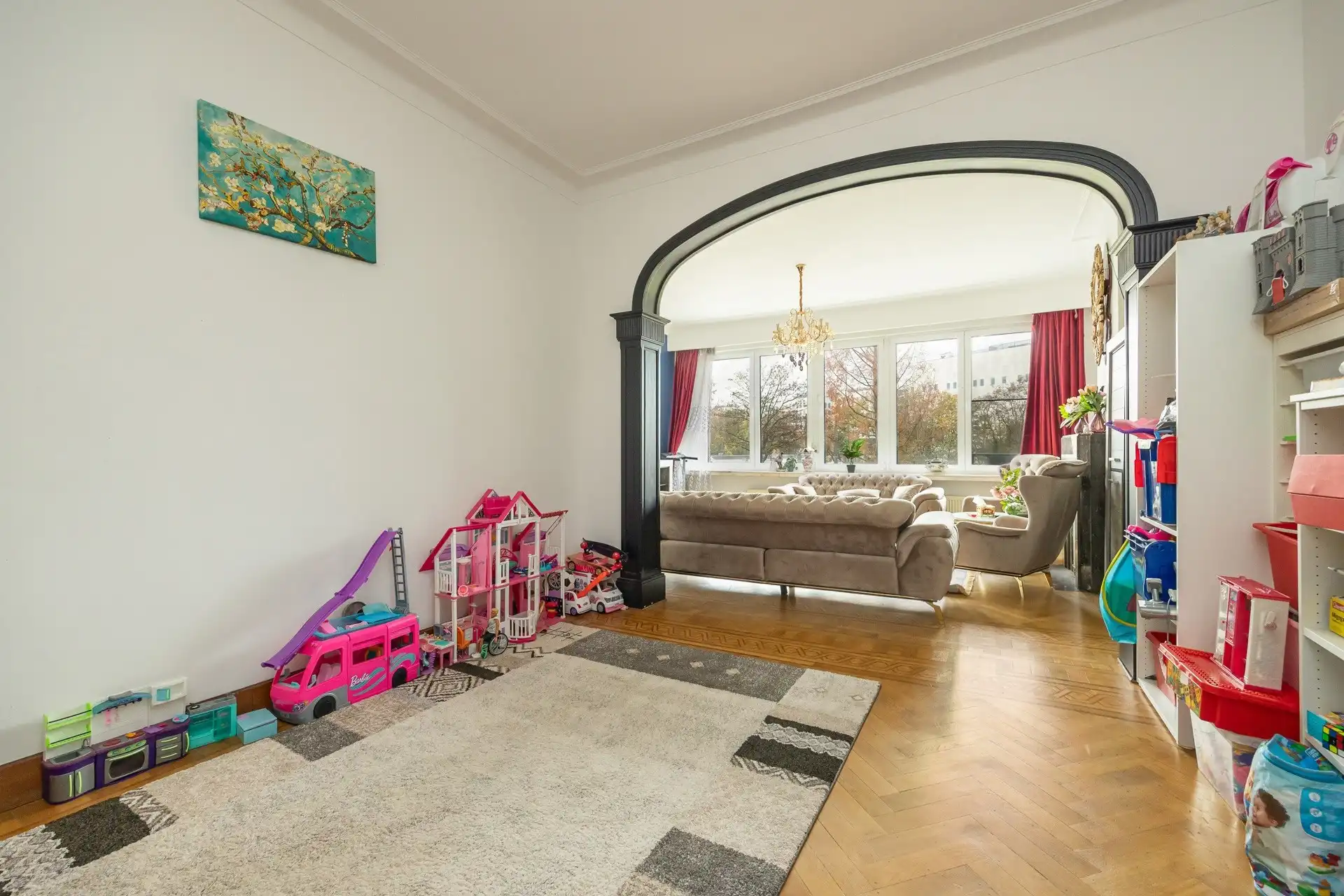 Ruime, instapklare gezinswoning met authentieke elementen in Berchem foto 8