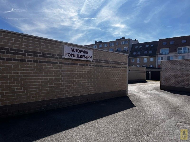 Gelijkvloerse garagebox te huur in centrum Bredene-Duinen! foto {{pictureIndex}}