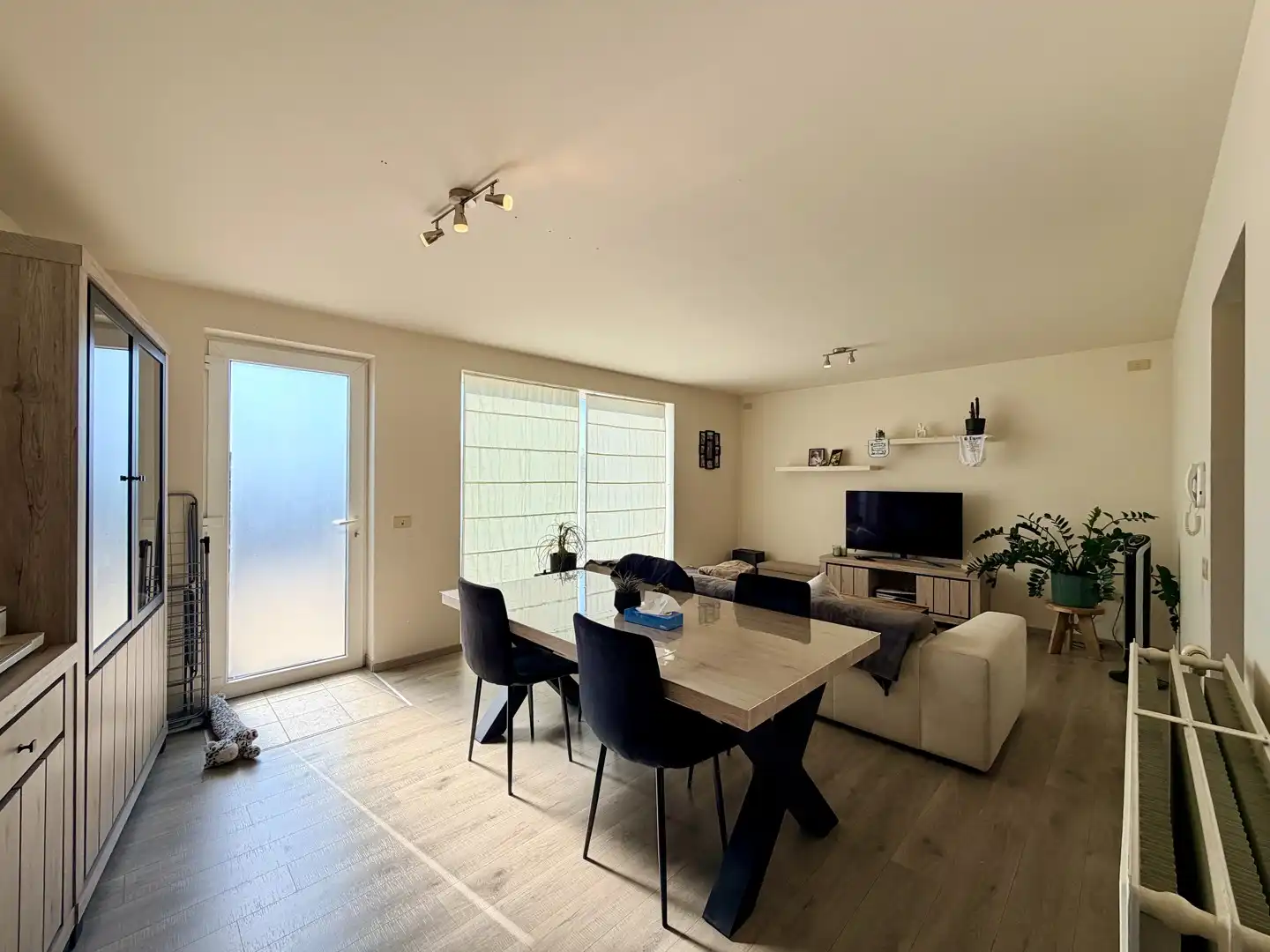 Ruim duplex appartement met garage nabij centrum Meulebeke! foto 2