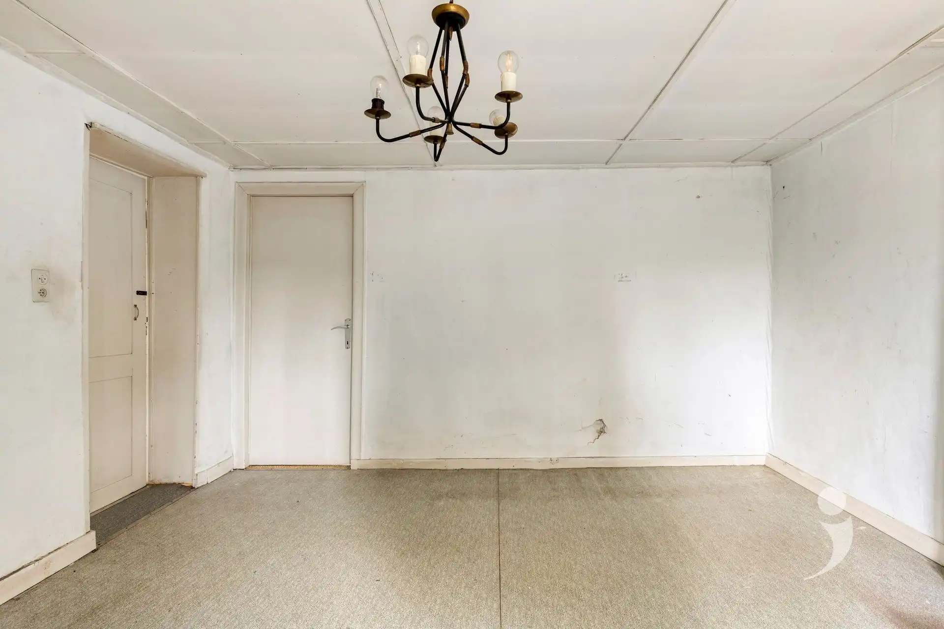 Ruime te renoveren woning met vergezicht foto 15