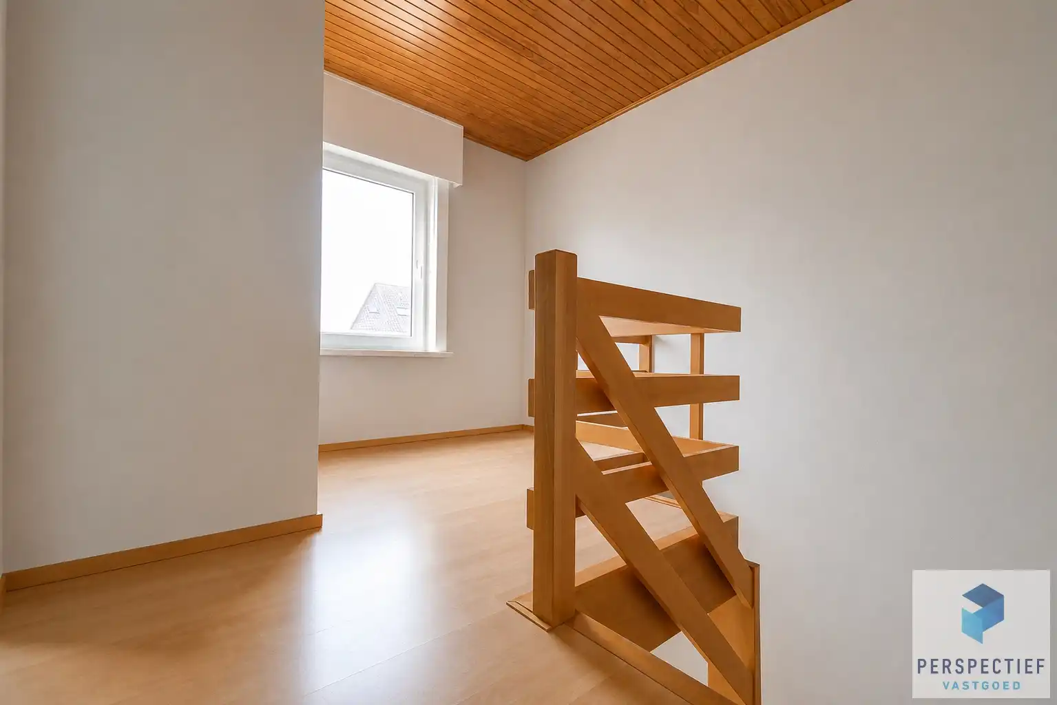 Instapklare GROTE (227m²) halfopen bebouwing (BJ 2001) met 4 slpks, dubbele garage & tuin foto 12