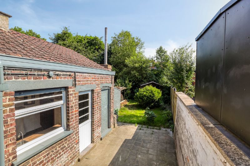 Charmante woning met opvallende gevel ligt op je te wachten. foto 20