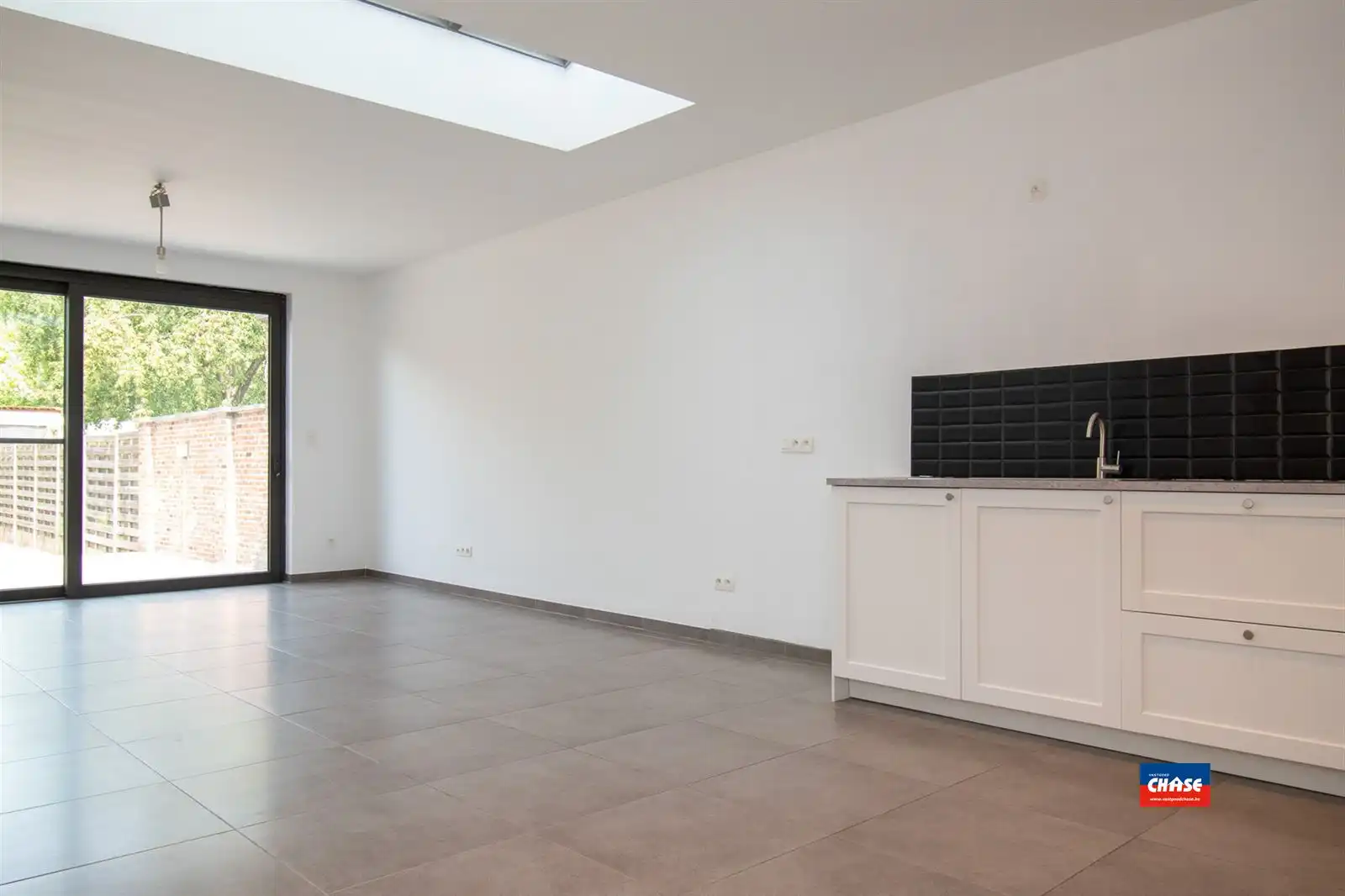 Gerenoveerde rijwoning met 3 slpks en grote tuin foto 6