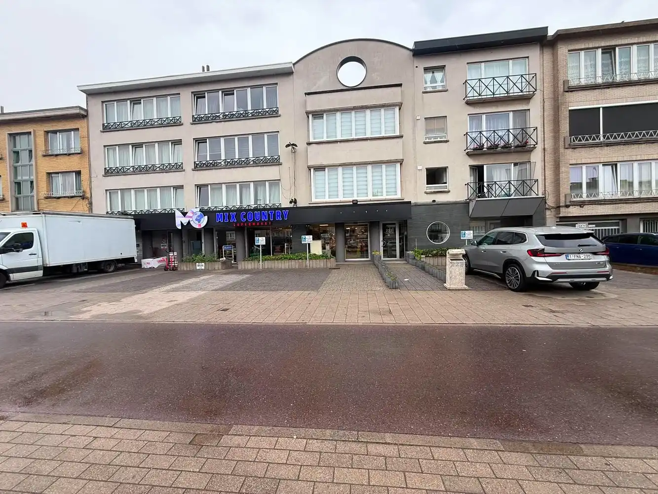 Interessant beleggingsvastgoed met verhuurd handelsgelijkvloers en appartement op toplocatie foto {{pictureIndex}}