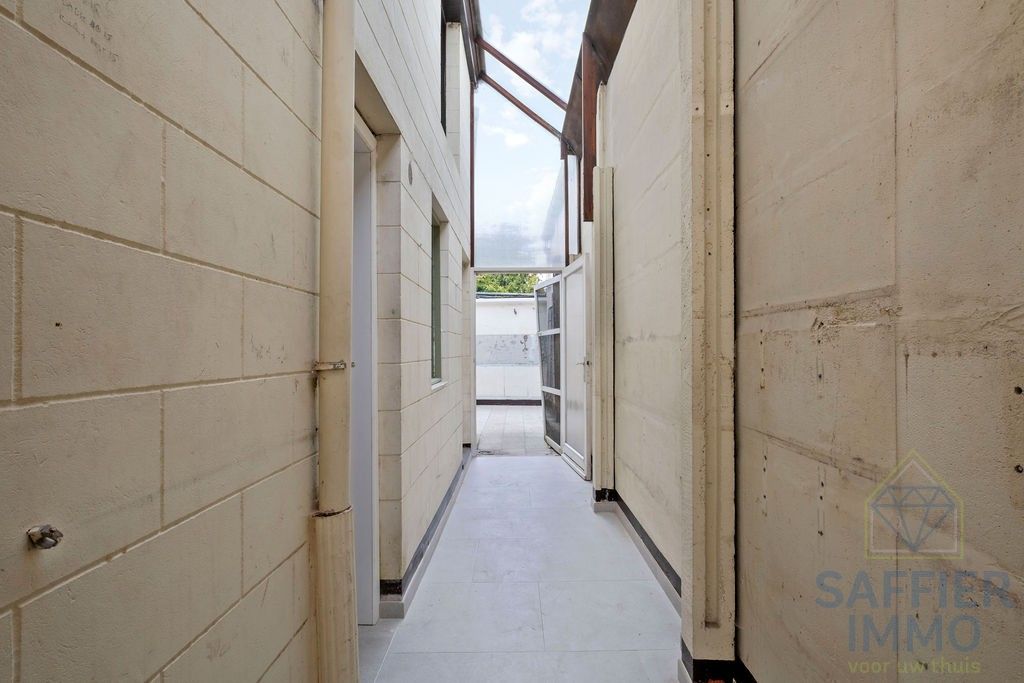 Gerenoveerde woning met extra magazijn in Harelbeke foto 7