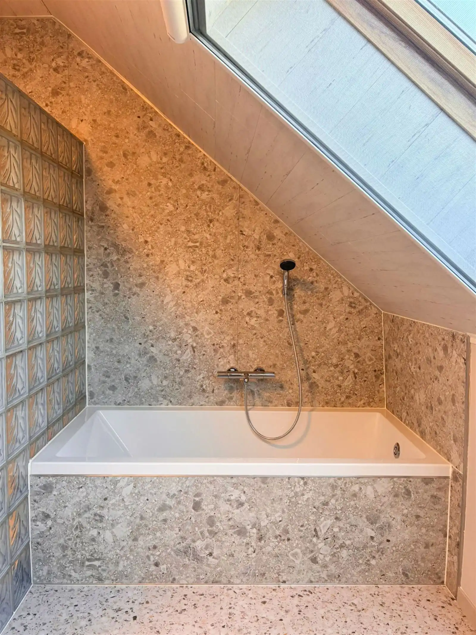 Lichtrijk huis met garage en koer foto 15