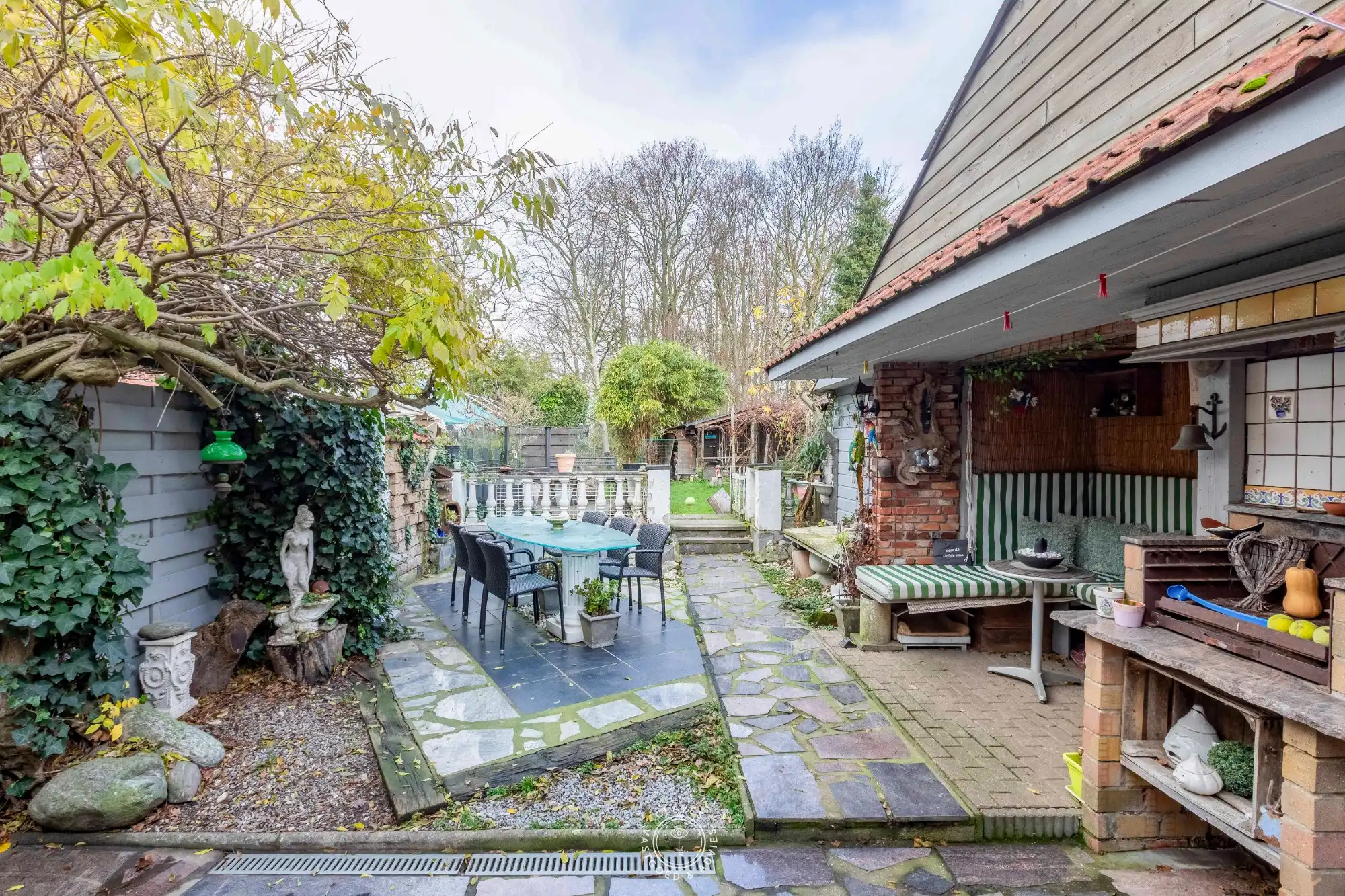 Ruime gezinswoning met 4 slaapkamers, magazijn en zicht op het groen foto 2