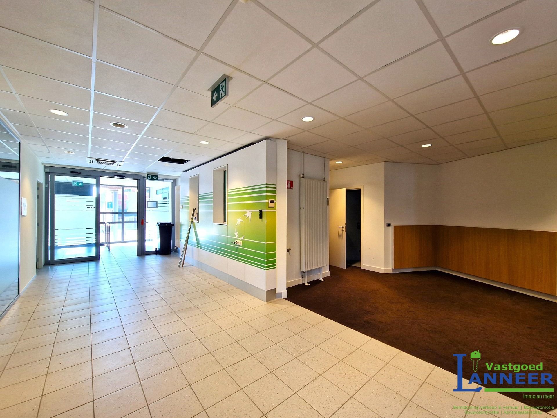 Commercieel gelijkvloers met grote parking nabij het centrum foto 5