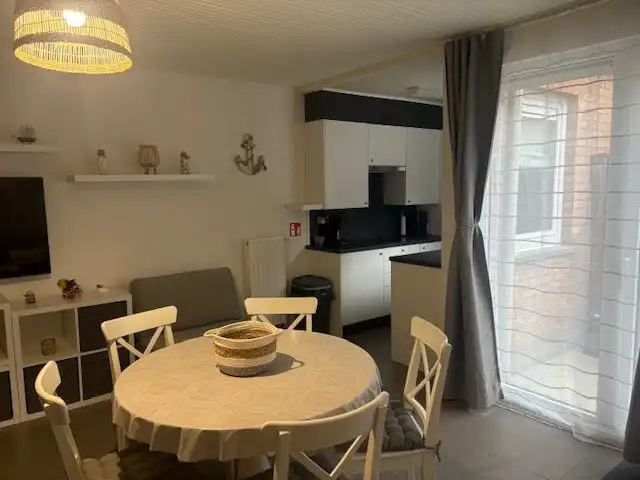 Gemeubelde studio op gelijkvloers met terrasje, vlak aan park en zee foto 3