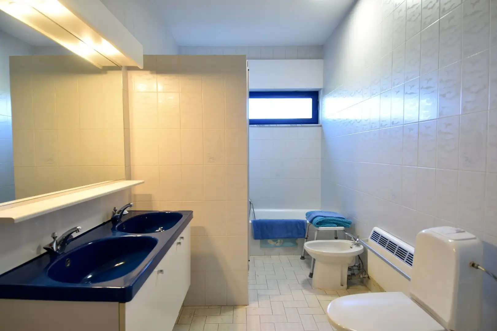 Alleensteenstaande woning met 4 slaapkamers en dubbele garage te koop op een rustige ligging te Bissegem foto 8