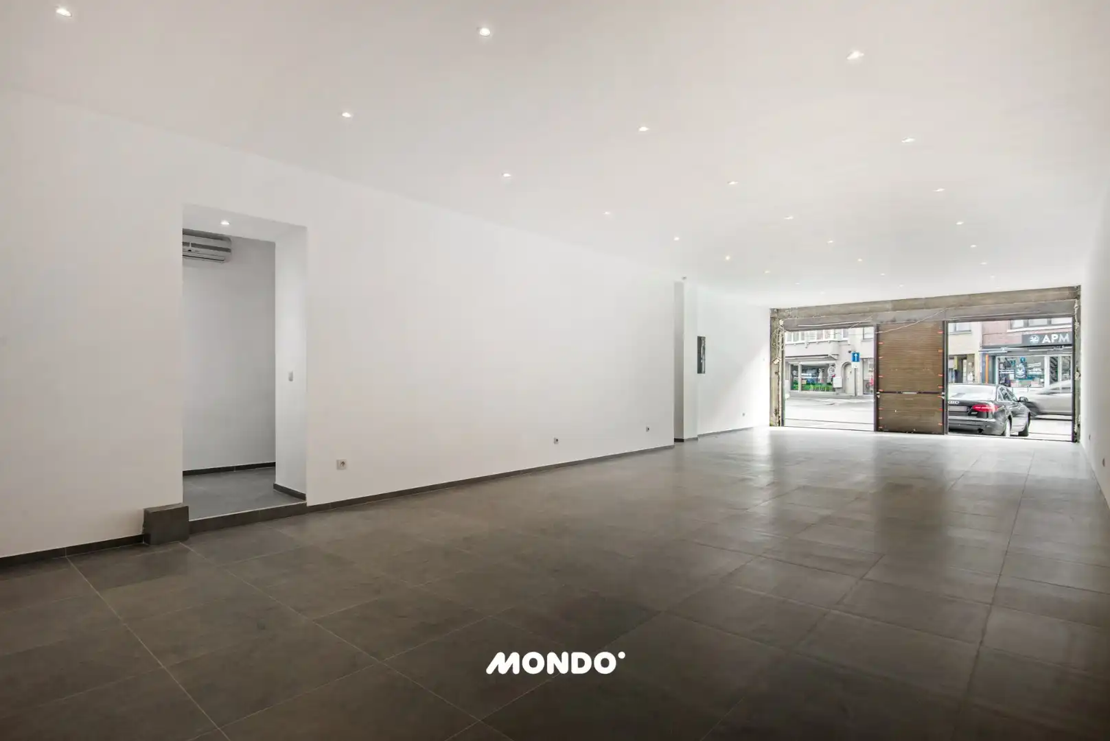 Commercieel gelegen opbrengsteigendom met handelsgelijkvloers, appartement en studio in het centrum van Willebroek! foto 3