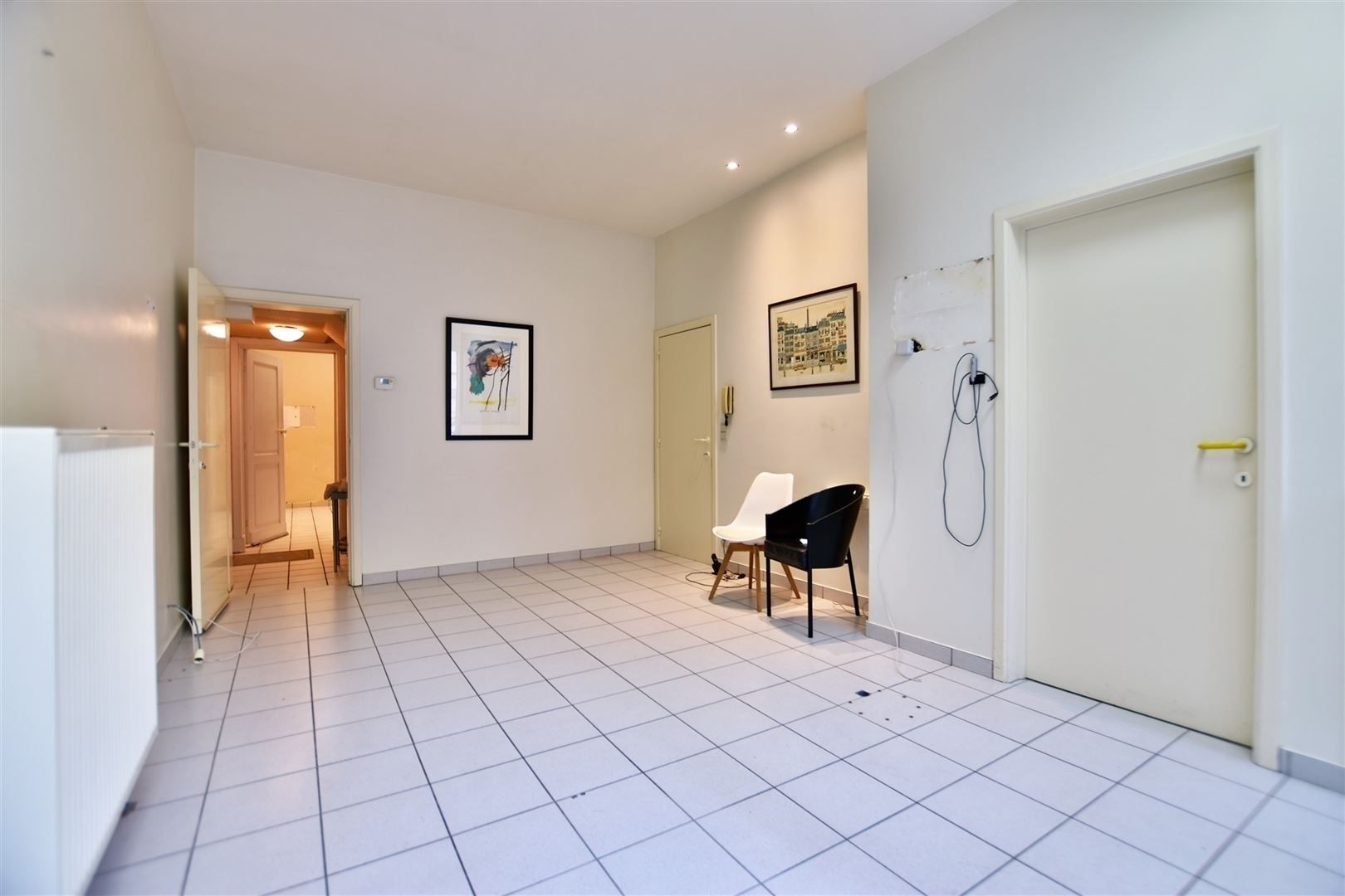 Praktijk-kantoorruimte (100m²) gelegen in het hartje Dendermonde foto {{pictureIndex}}