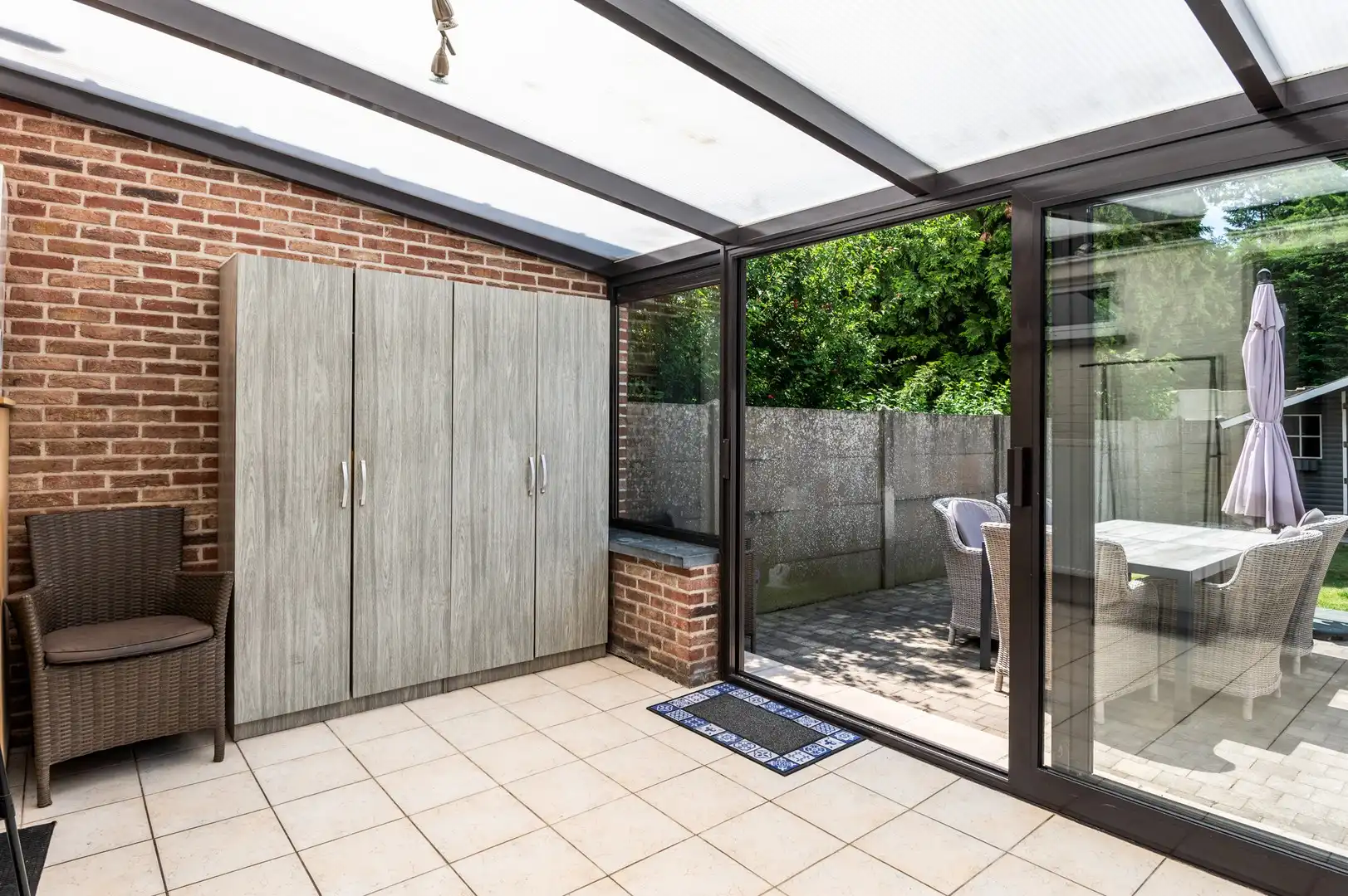 Instapklare woning met veranda en tuin foto 8