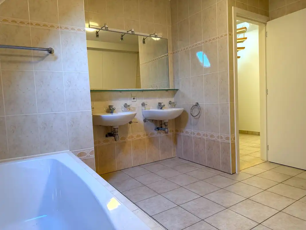 Instapklaar triplexappartement met 3 slaapkamers, 2 badkamers, garage + P in hartje Hoogstraten. foto 16