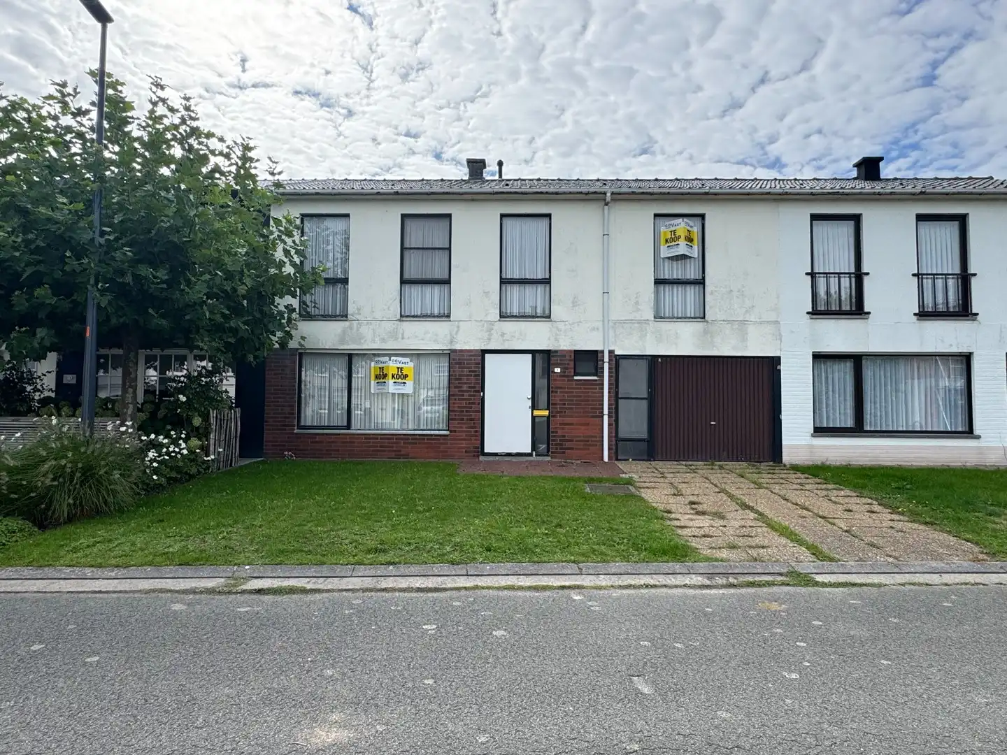 Hoofdfoto van de publicatie: Te renoveren ruime gezinswoning met 5 slaapkamers op een rustige locatie te Heist.