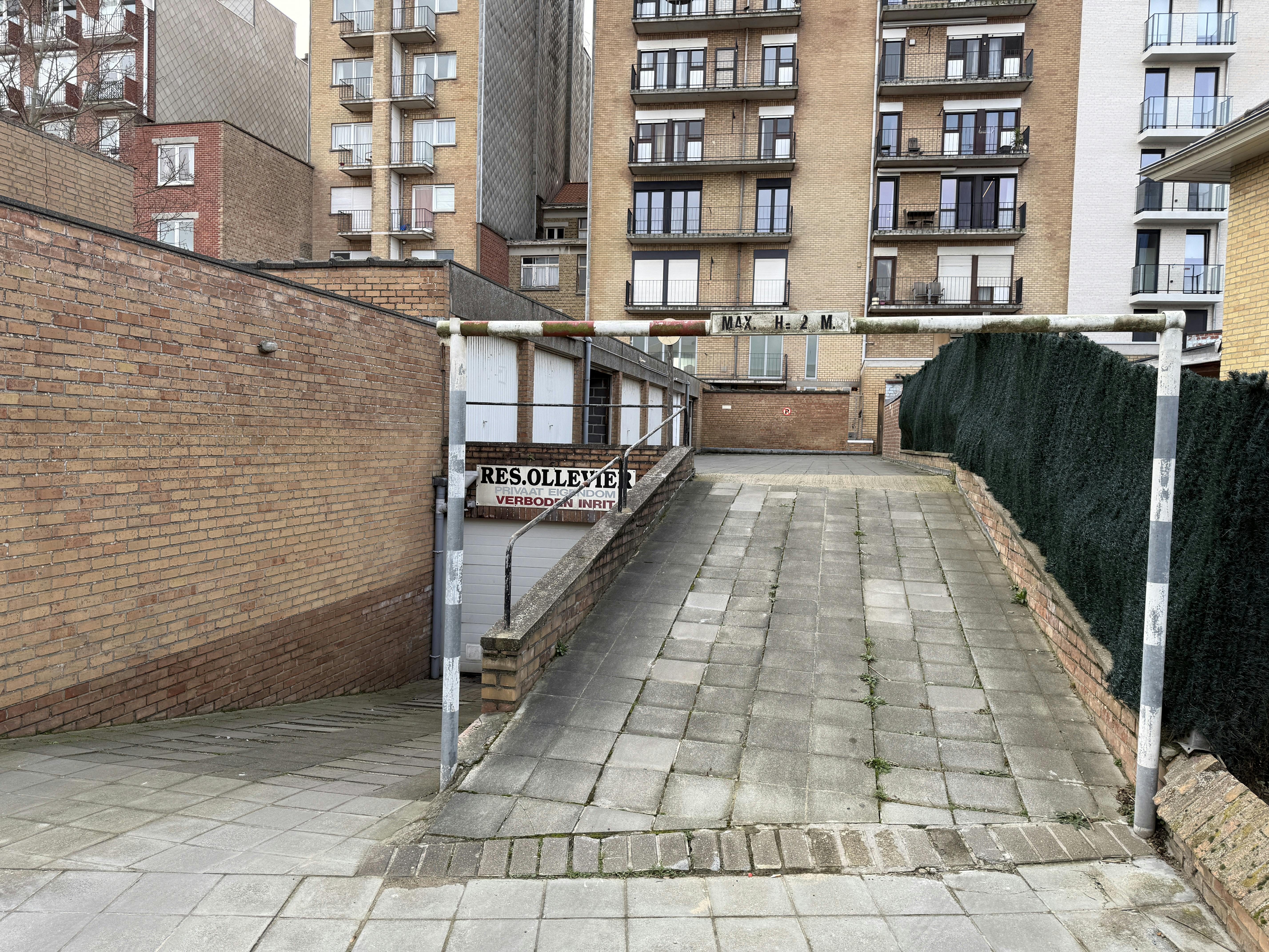 Garagebox (15m²) te koop vlakbij de winkelstraat in De Panne. foto 4