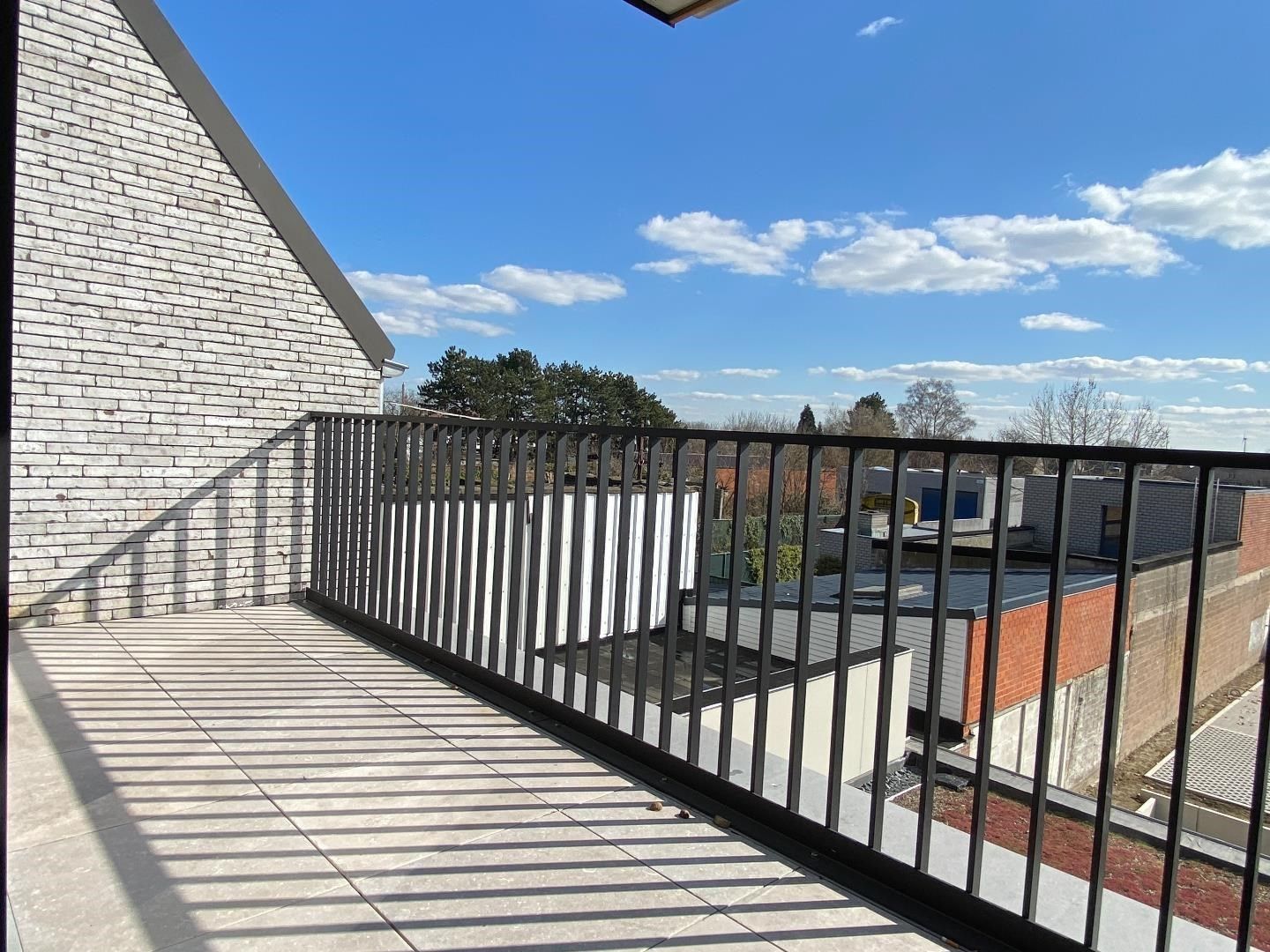 Recent appartement met groot zuid-gericht terras, staanplaats en drie kamers. foto 3