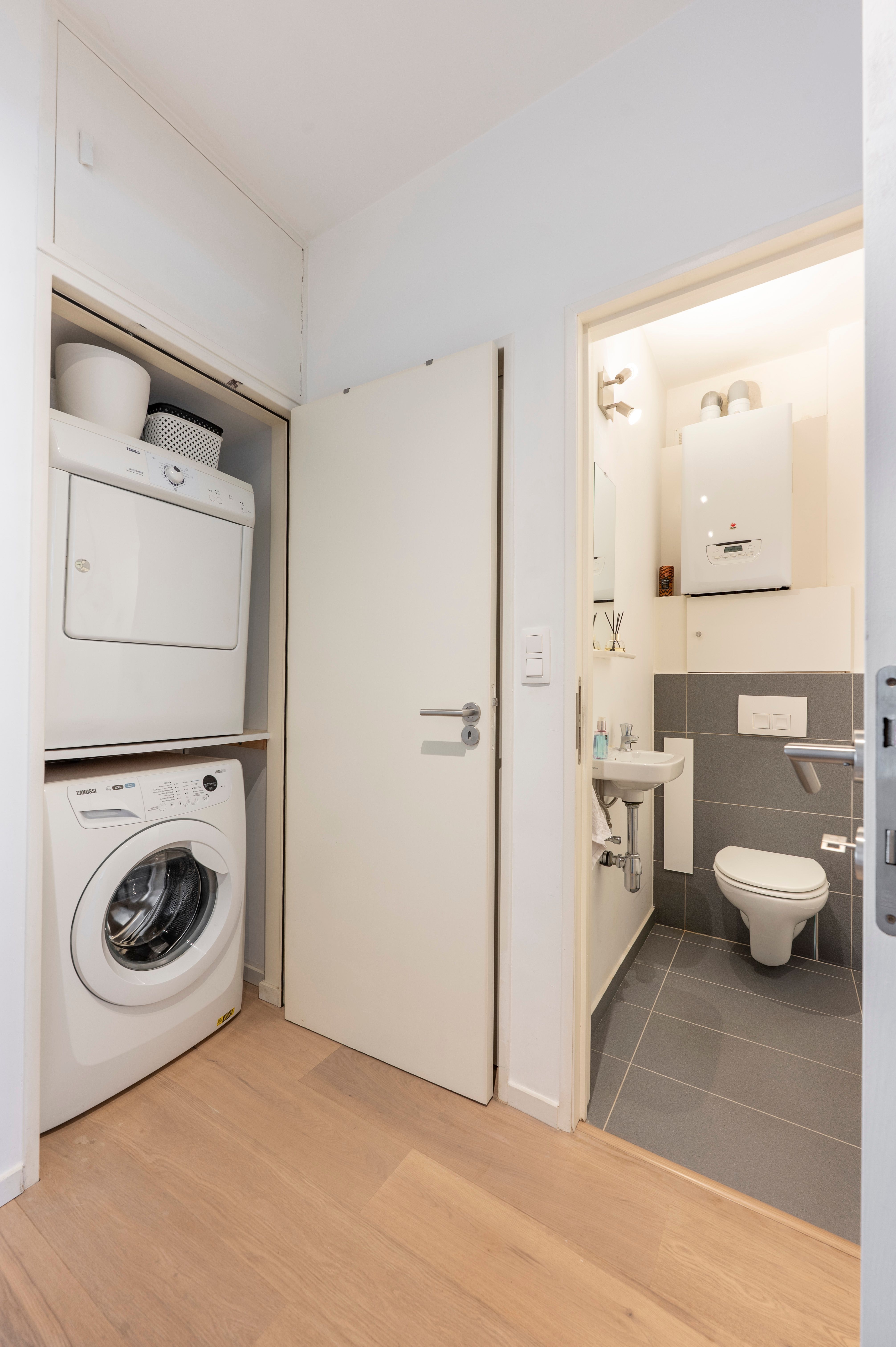 Lichtrijk twee slaapkamer appartement op centrale locatie te Merksem! foto 14