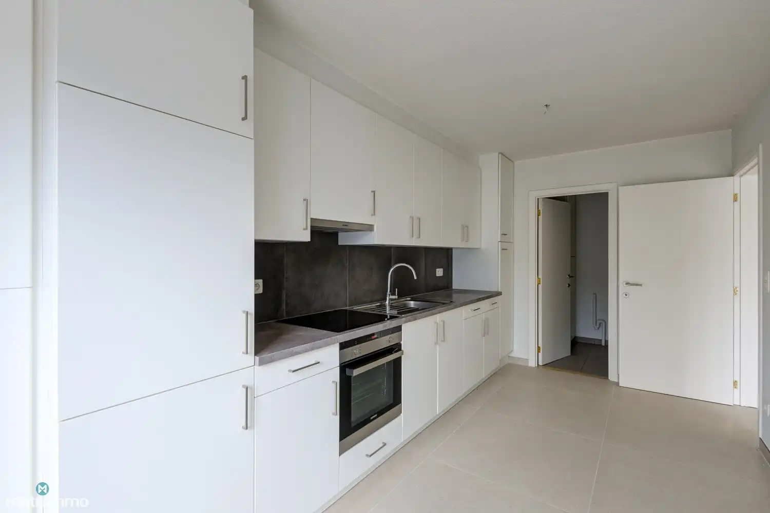 INSTAPKLAAR GELIJKVLOERS APPARTEMENT MET 2 SLAAPKAMERS, BERGING EN AUTOSTAANPLAATS NABIJ HET CENTRUM VAN BILZEN foto 7