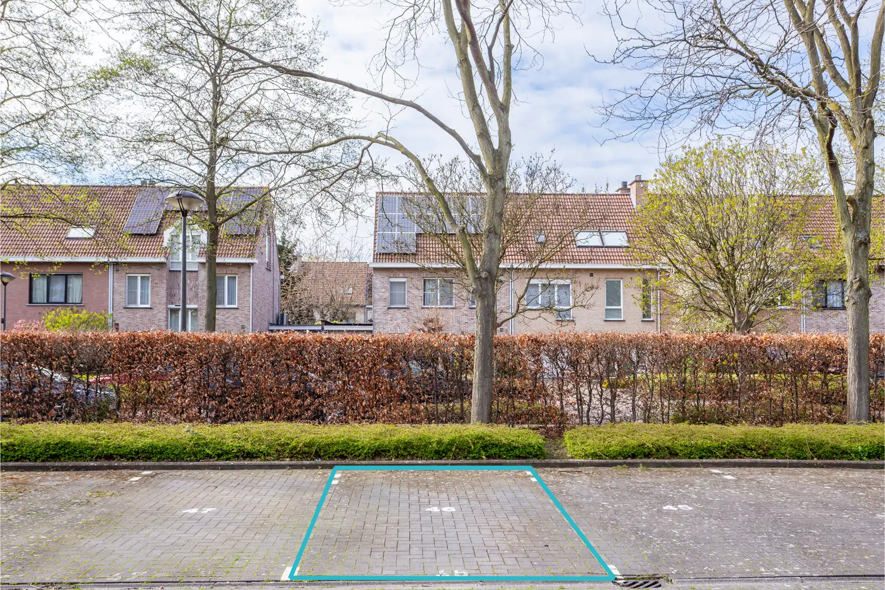 Autostaanplaats op toplocatie in Berchem foto {{pictureIndex}}