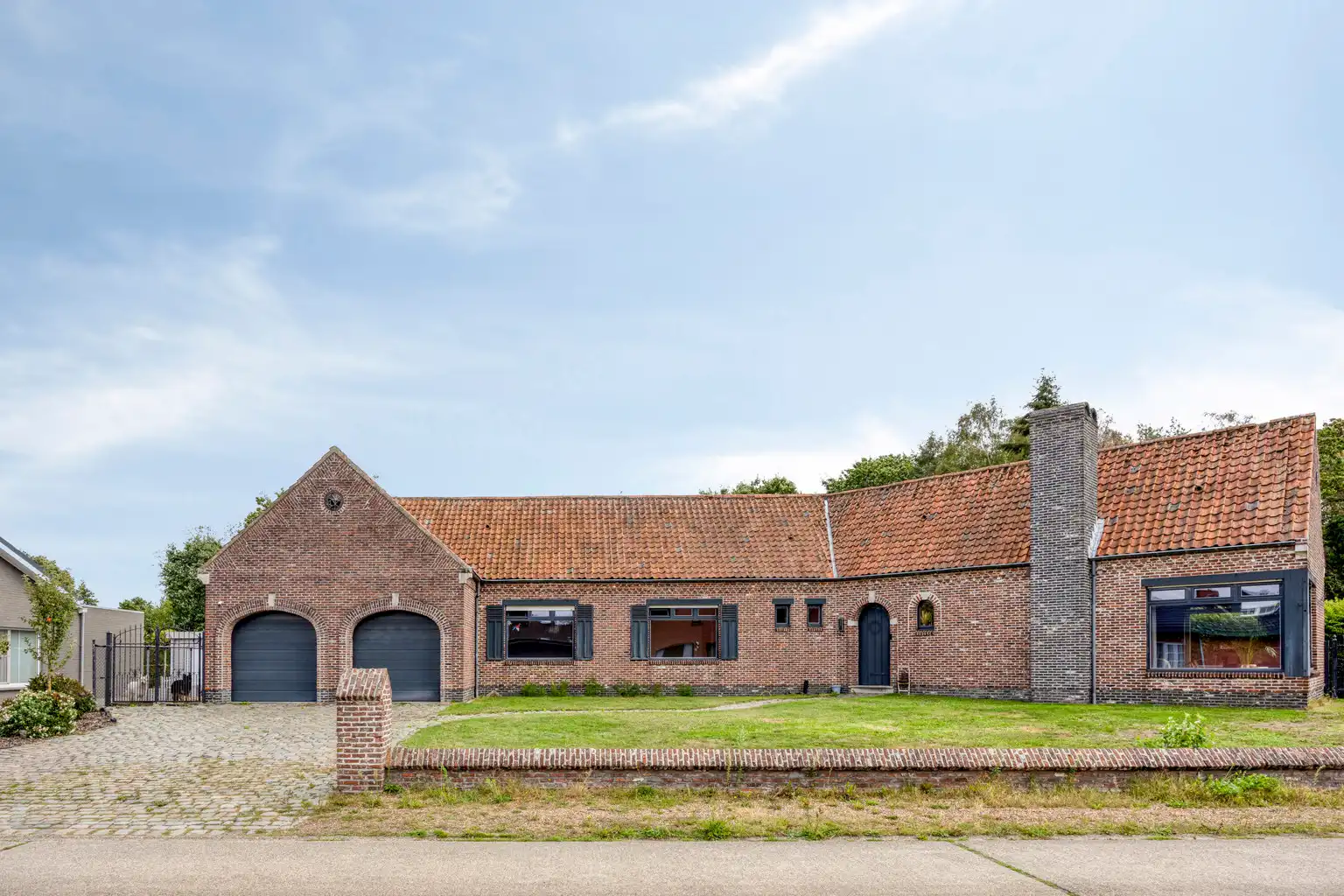 Ruime laagbouwwoning op 1806m² met omheinde tuin foto {{pictureIndex}}