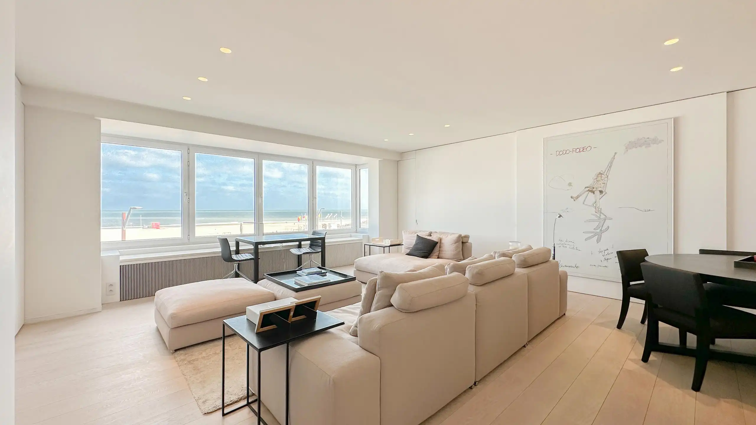 Klassevol en luxueus ingericht app. met frontaal zeezicht... foto {{pictureIndex}}