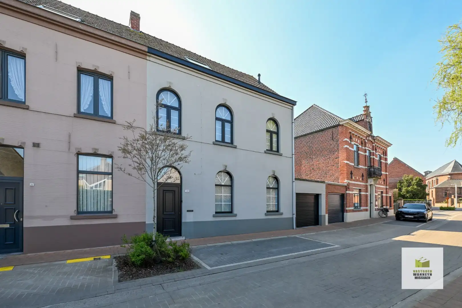 Hoofdfoto van de publicatie: Woning met 3 slaapkamers, zuidgerichte tuin en garage in het hart van Oedelem