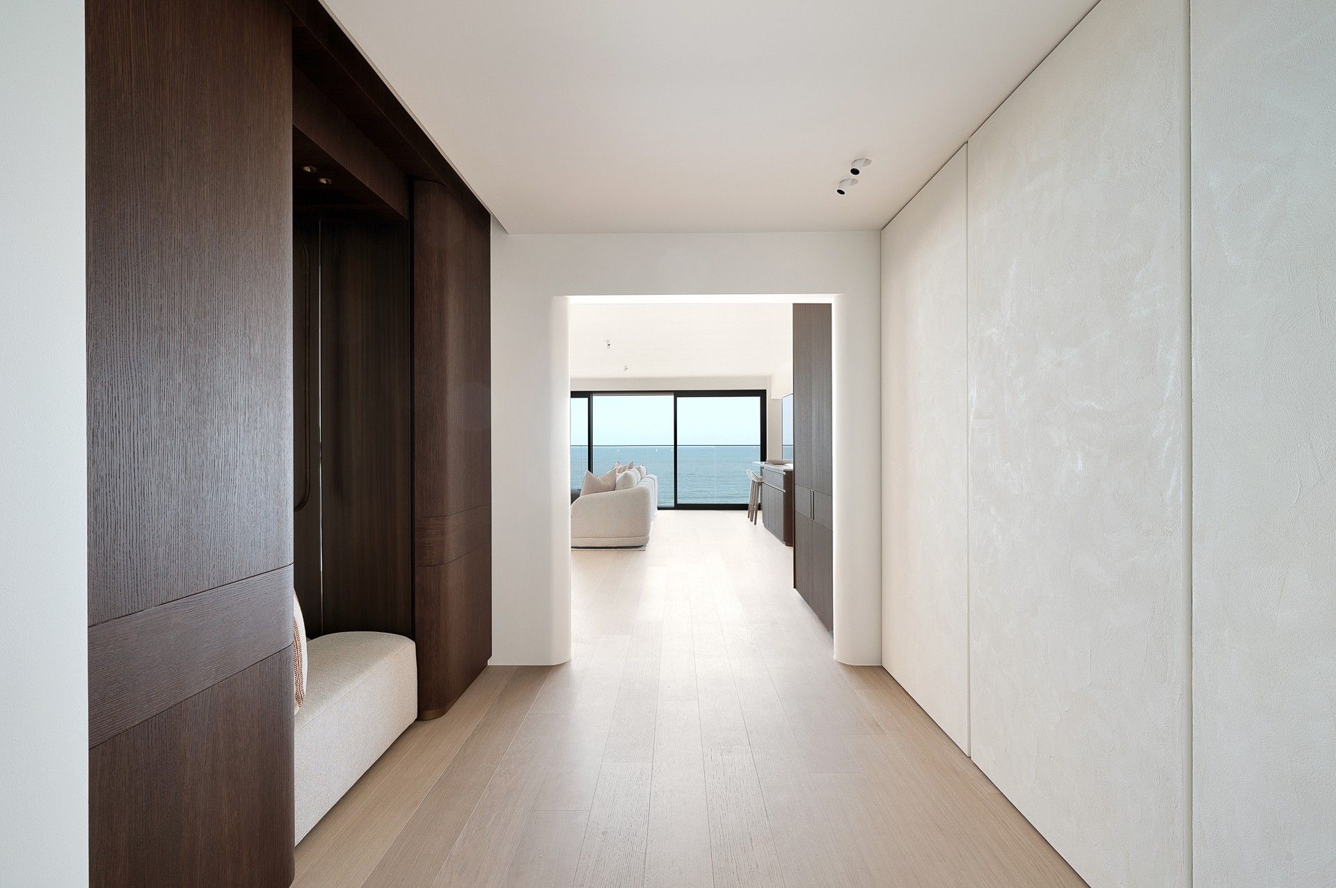 Exclusief en luxueus gerenoveerd appartement met frontaal zeezicht op topligging in Het Zoute foto 3