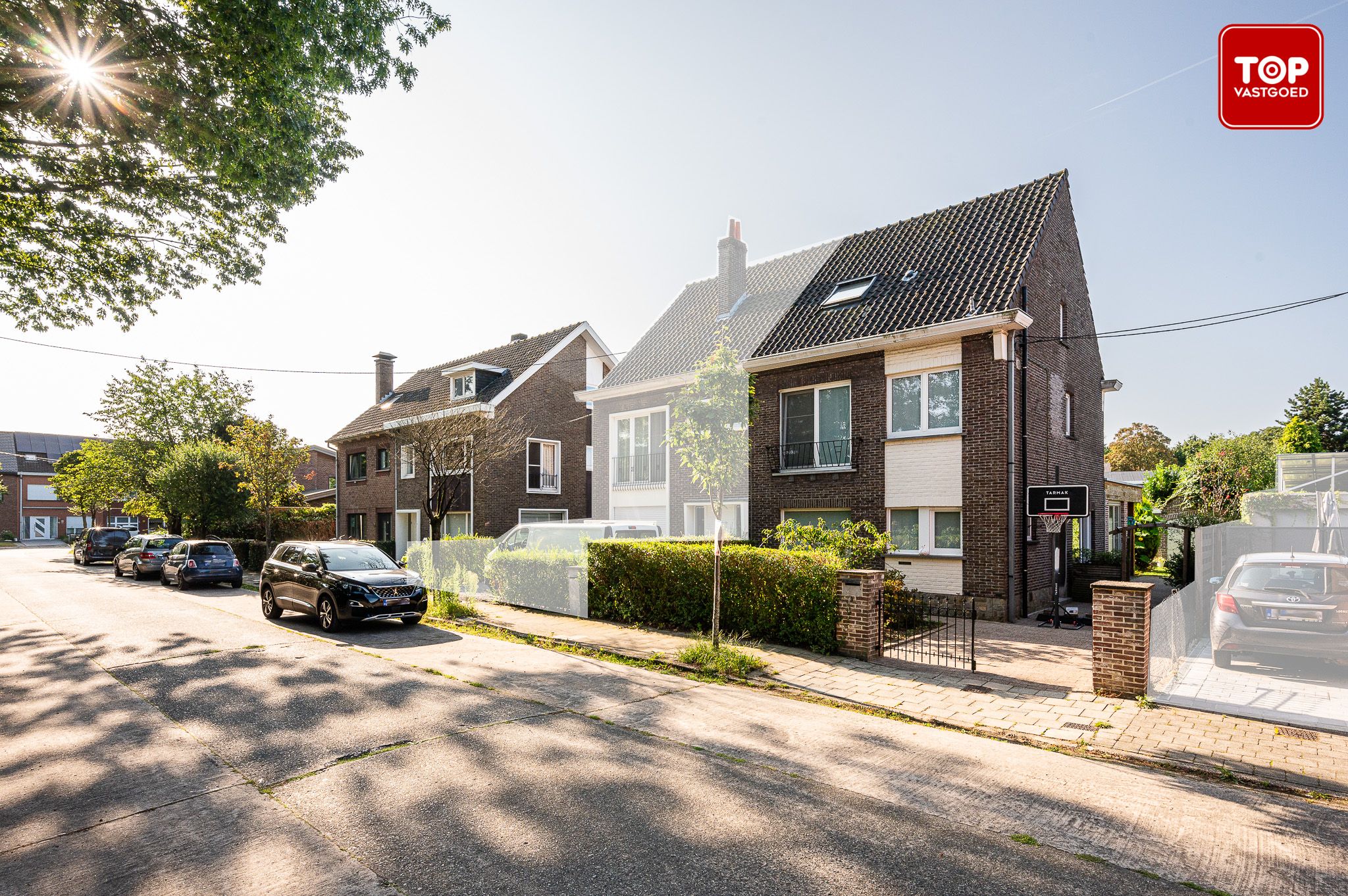 Karaktervolle half open bebouwing met 4 slaapkamers en prachtige tuin foto 1