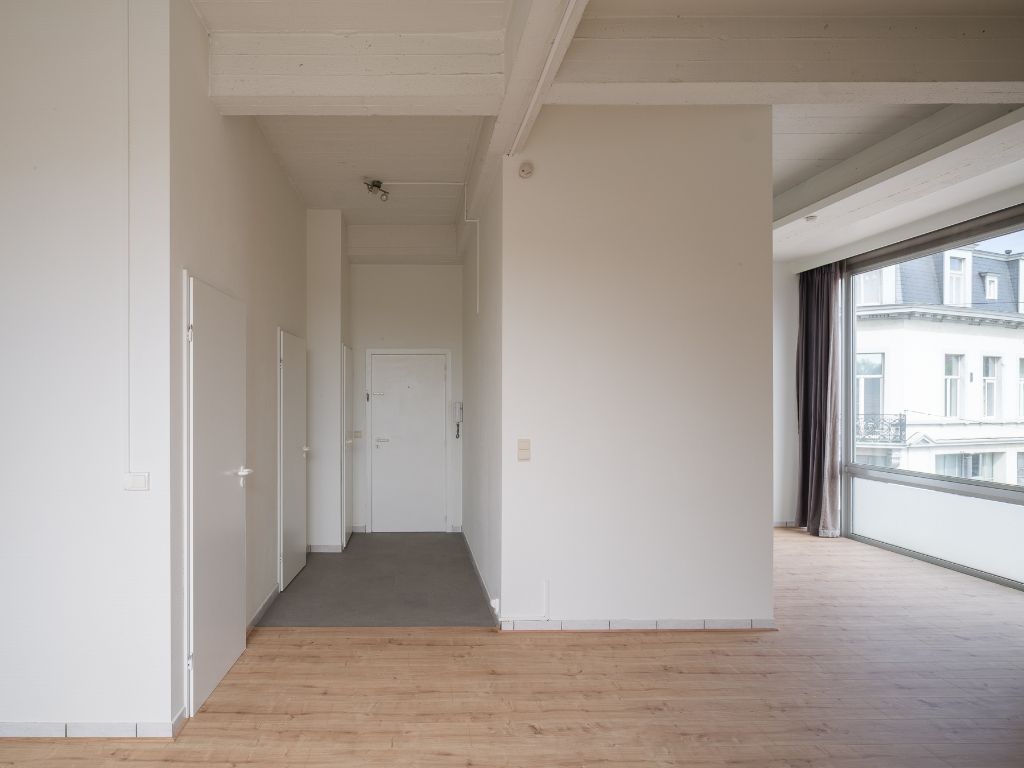 Unieke, lichtrijke cityflat nabij de Coupure foto 4
