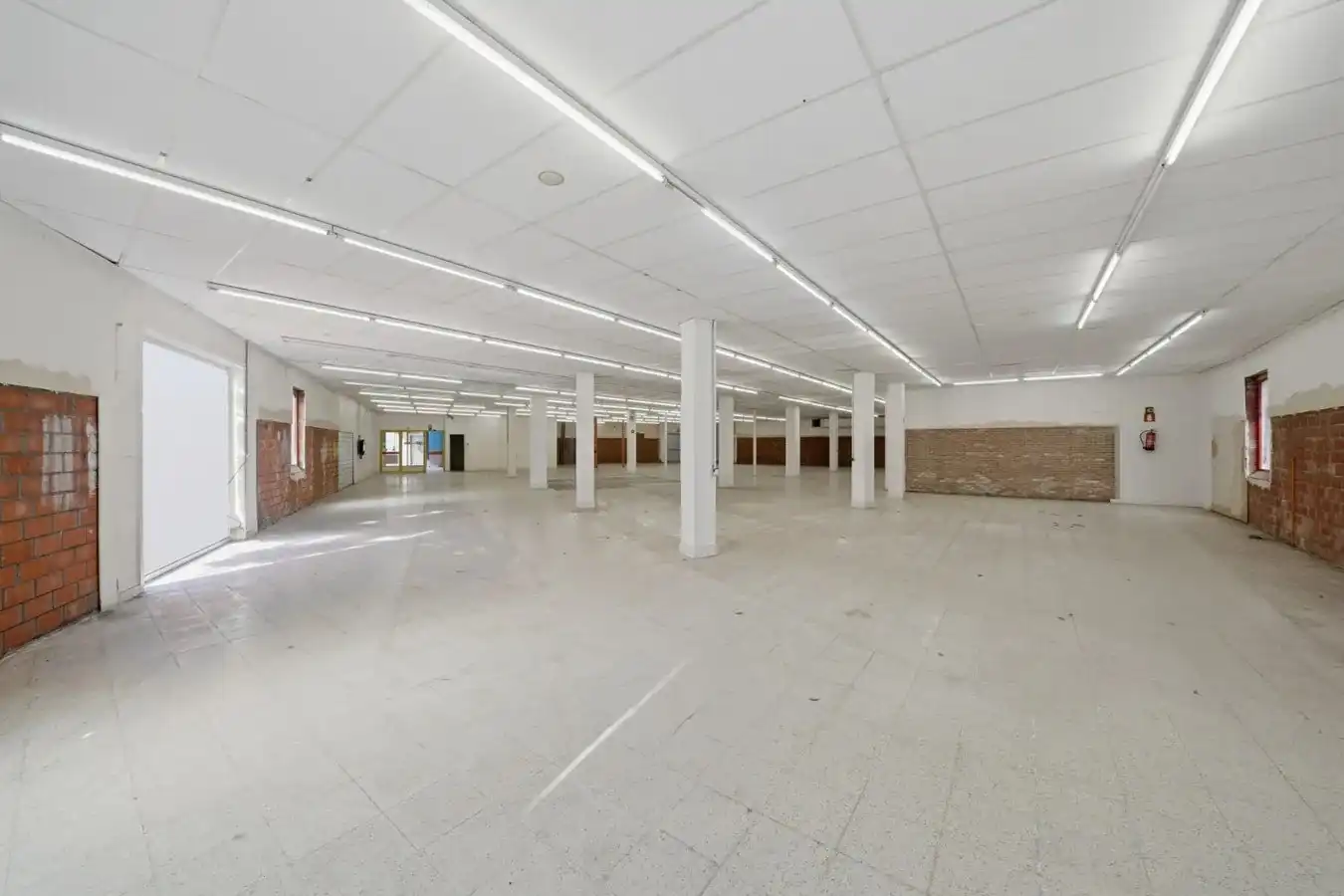 Te koop: Ruim handelspand met uitstekende visibiliteit in het centrum van Torhout foto 10