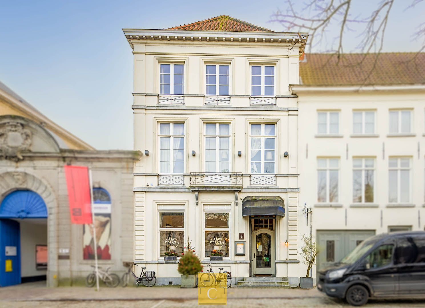 Hoofdfoto van de publicatie: 19e eeuws herenhuis-handelshuis op een toplocatie aan de Dijver, naast het Groeningemuseum